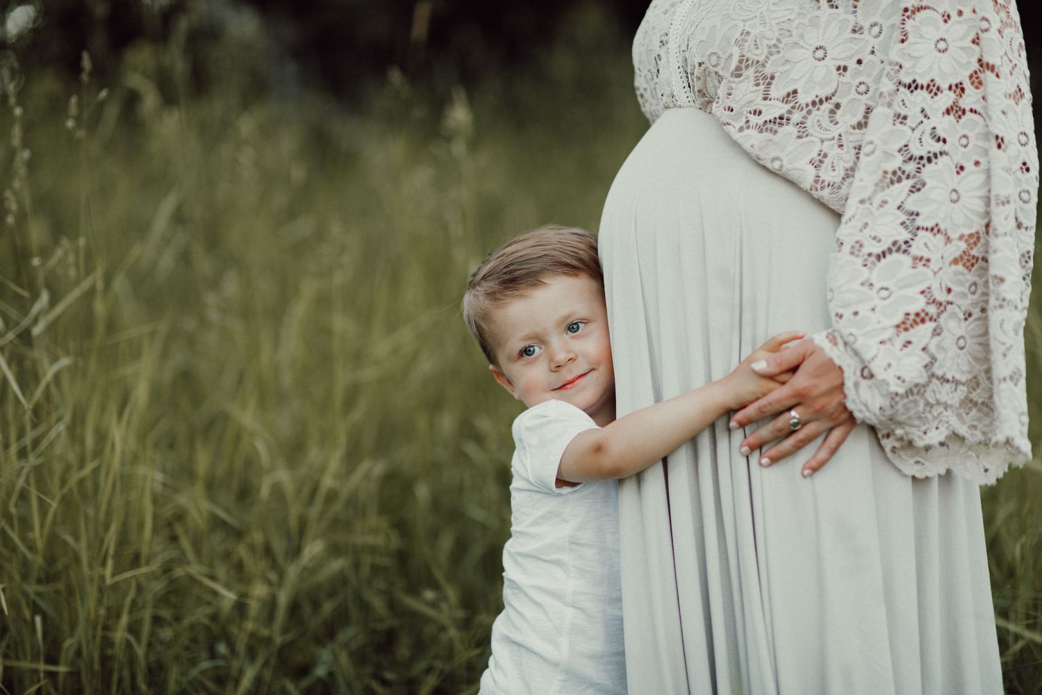 Gravidfotografering med barn på sommaren