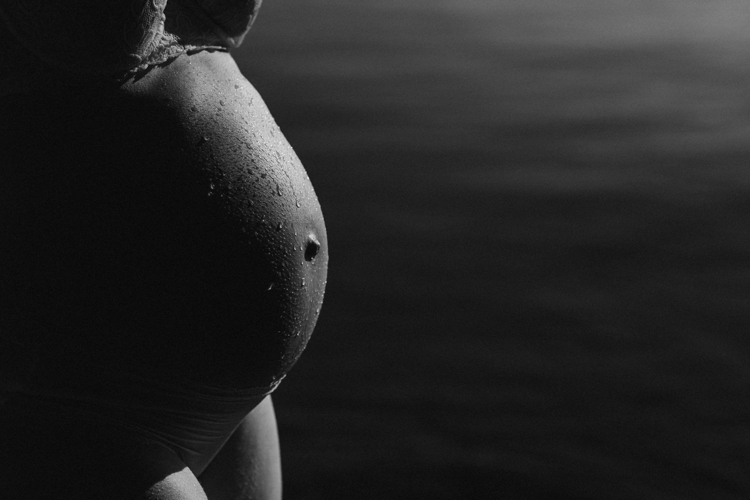 Gravidfotografering på sommaren i vatten