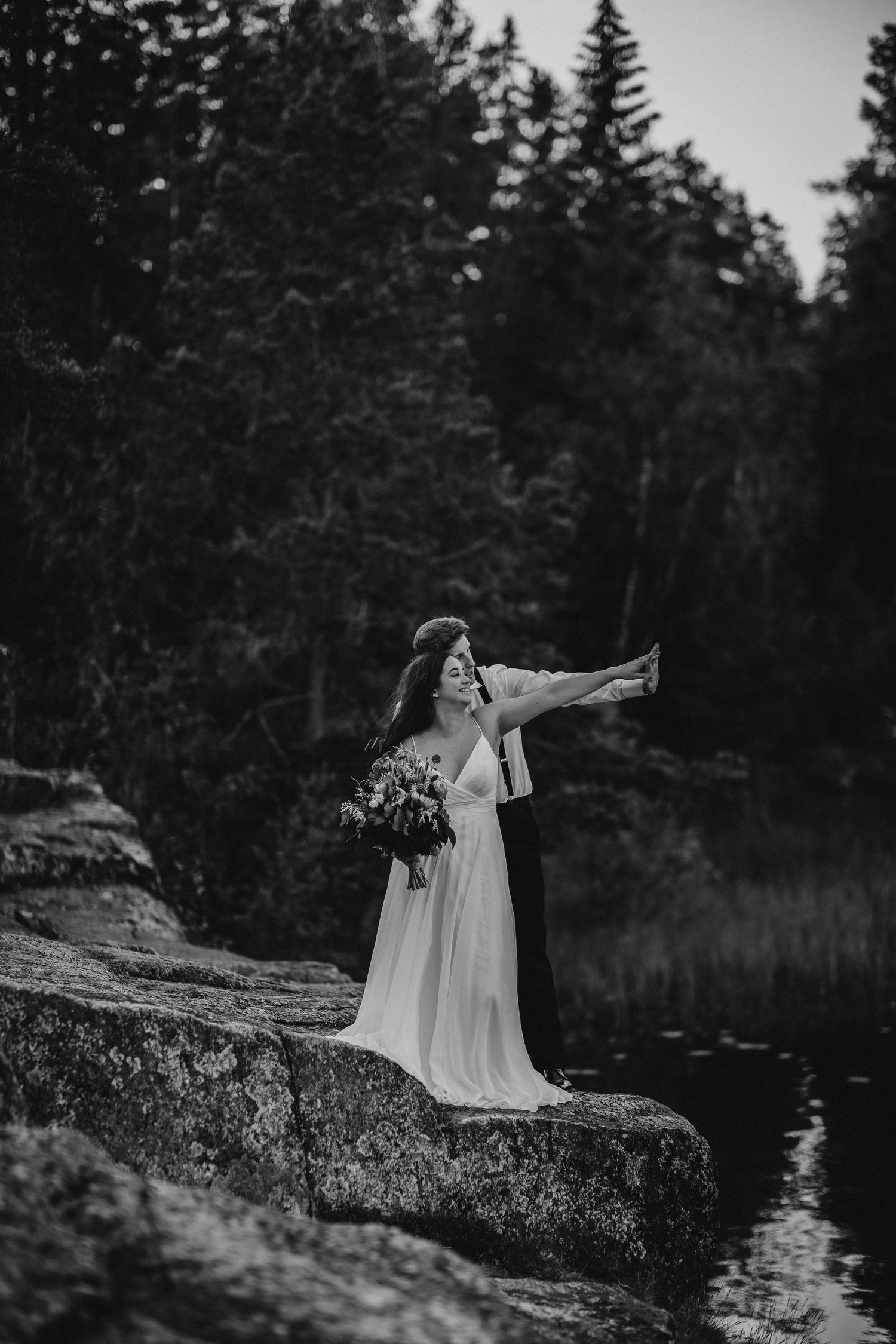Bröllopsfotografering av brudpar på sommaren