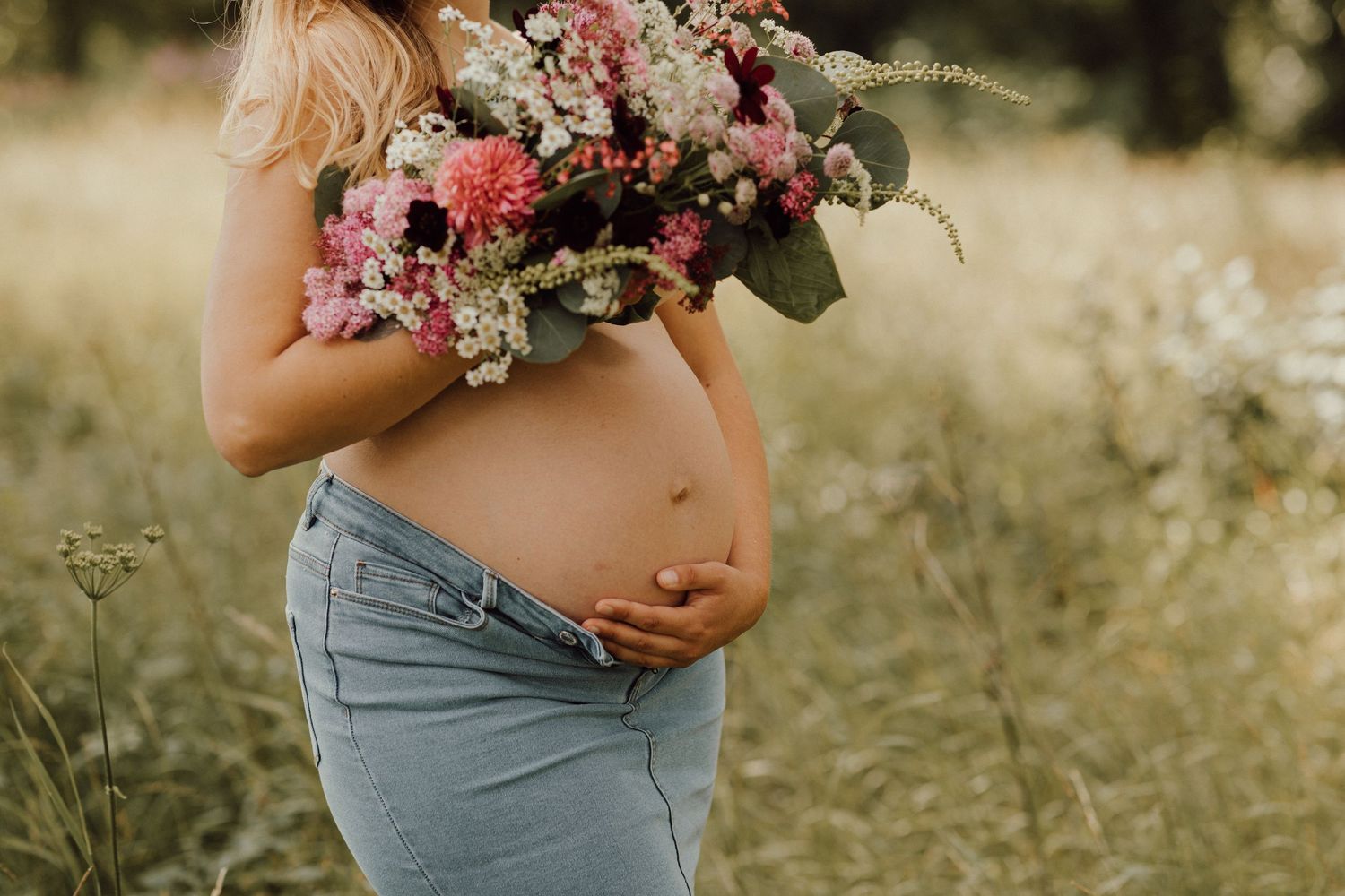 Gravidfotografering på sommaren med blommor