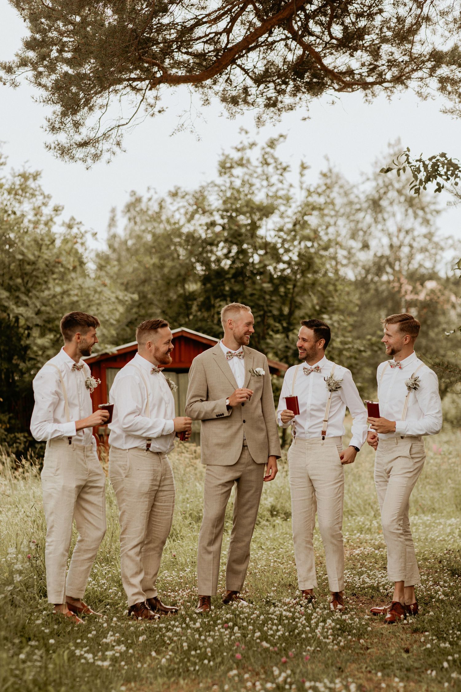 Bröllopsfotografering på sommaren med bestmen