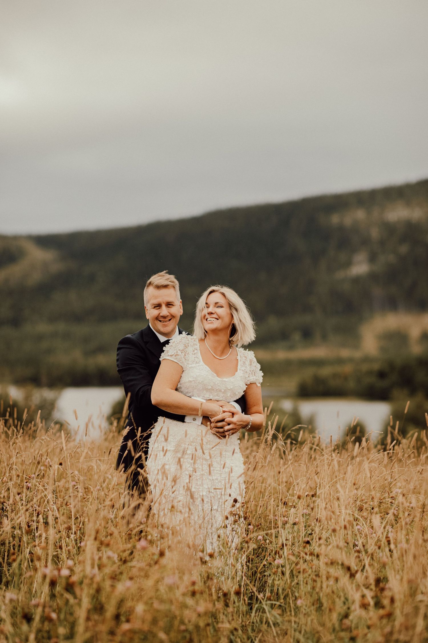 Bröllopsfotografering av brudpar på sommaren