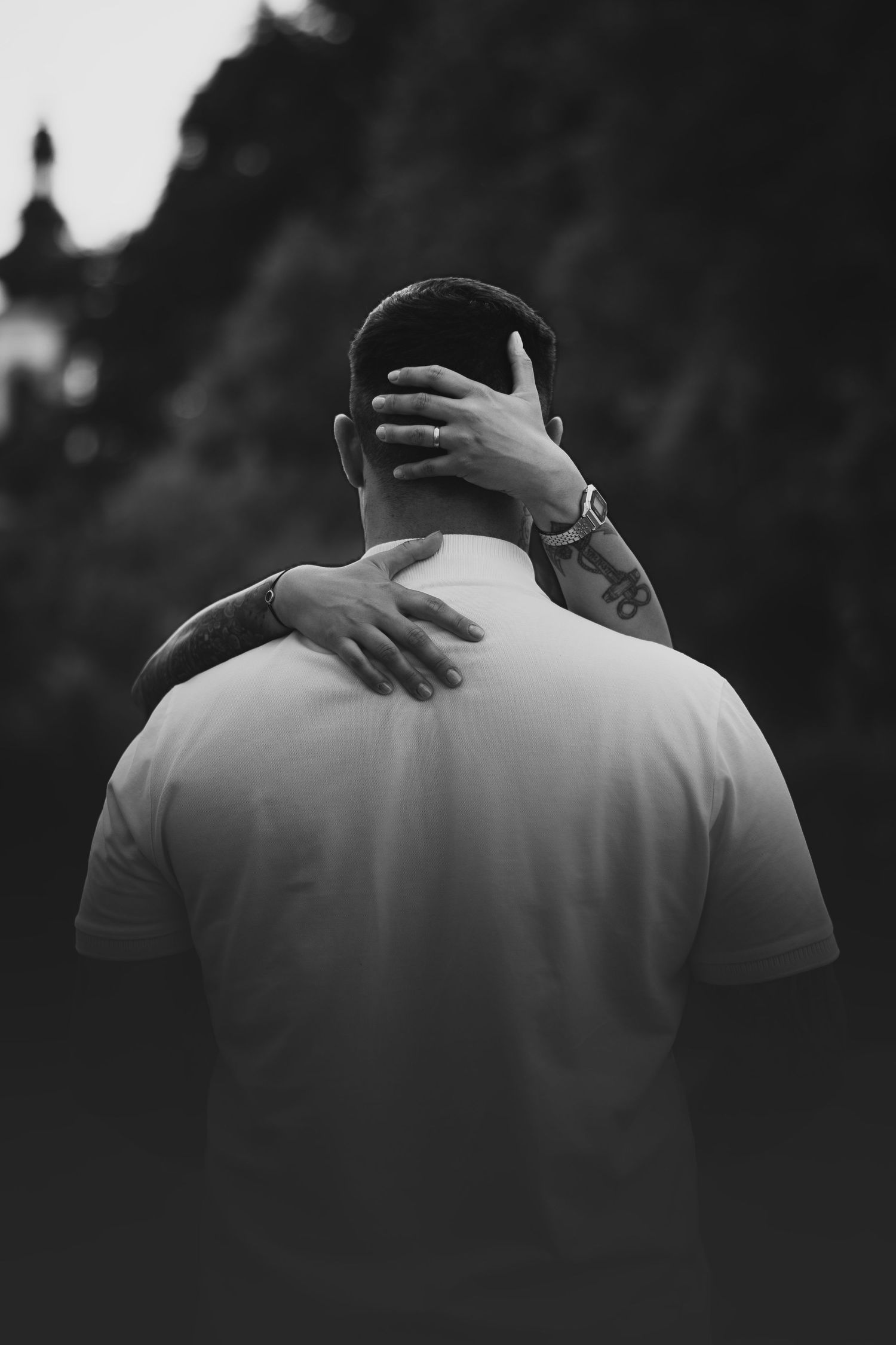 Natürliches Schwarzweiß-Portrait mit emotionalem Ausdruck, ruhig und reduziert.
