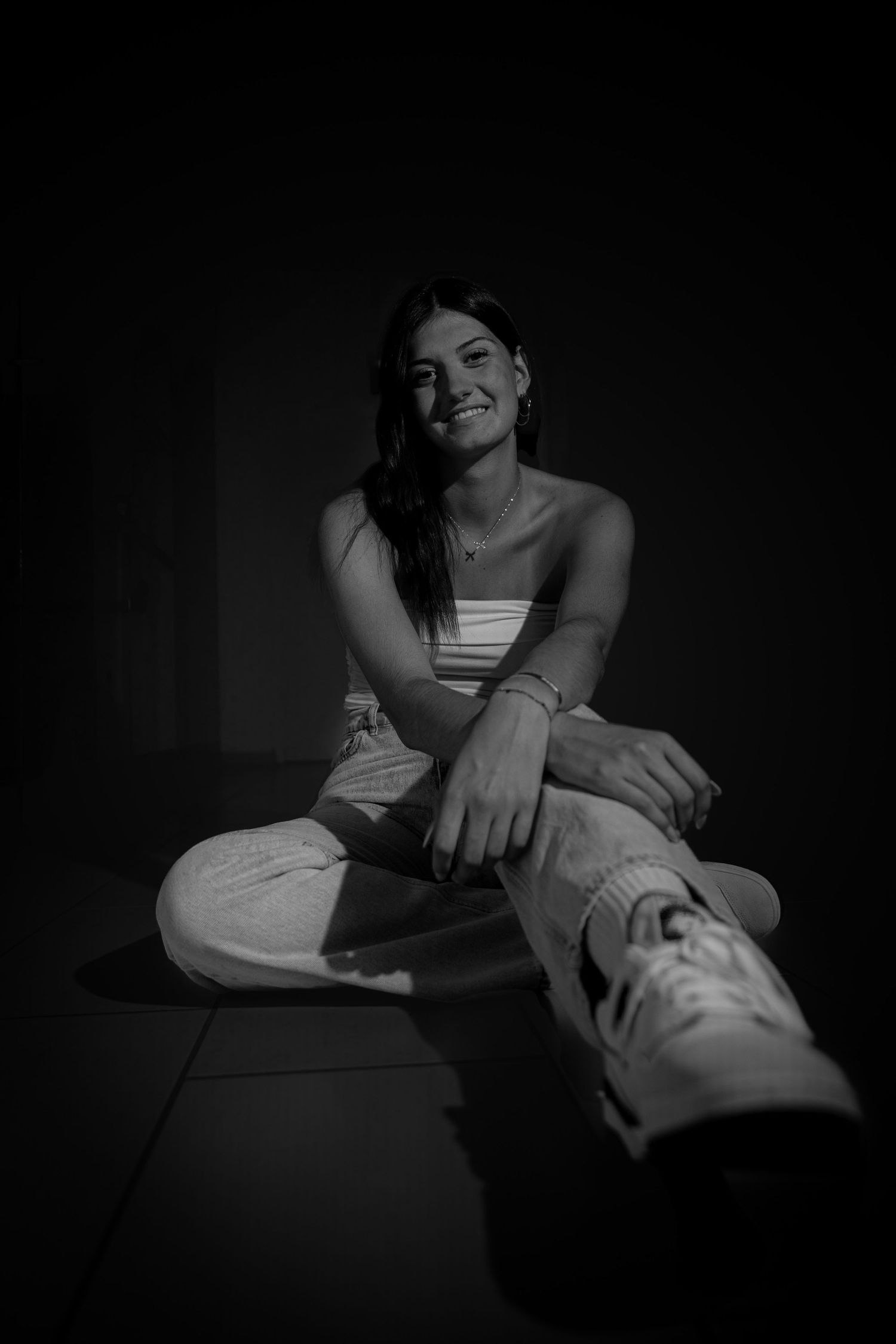 Natürliches Schwarzweiß-Portrait mit emotionalem Ausdruck, ruhig und reduziert.
