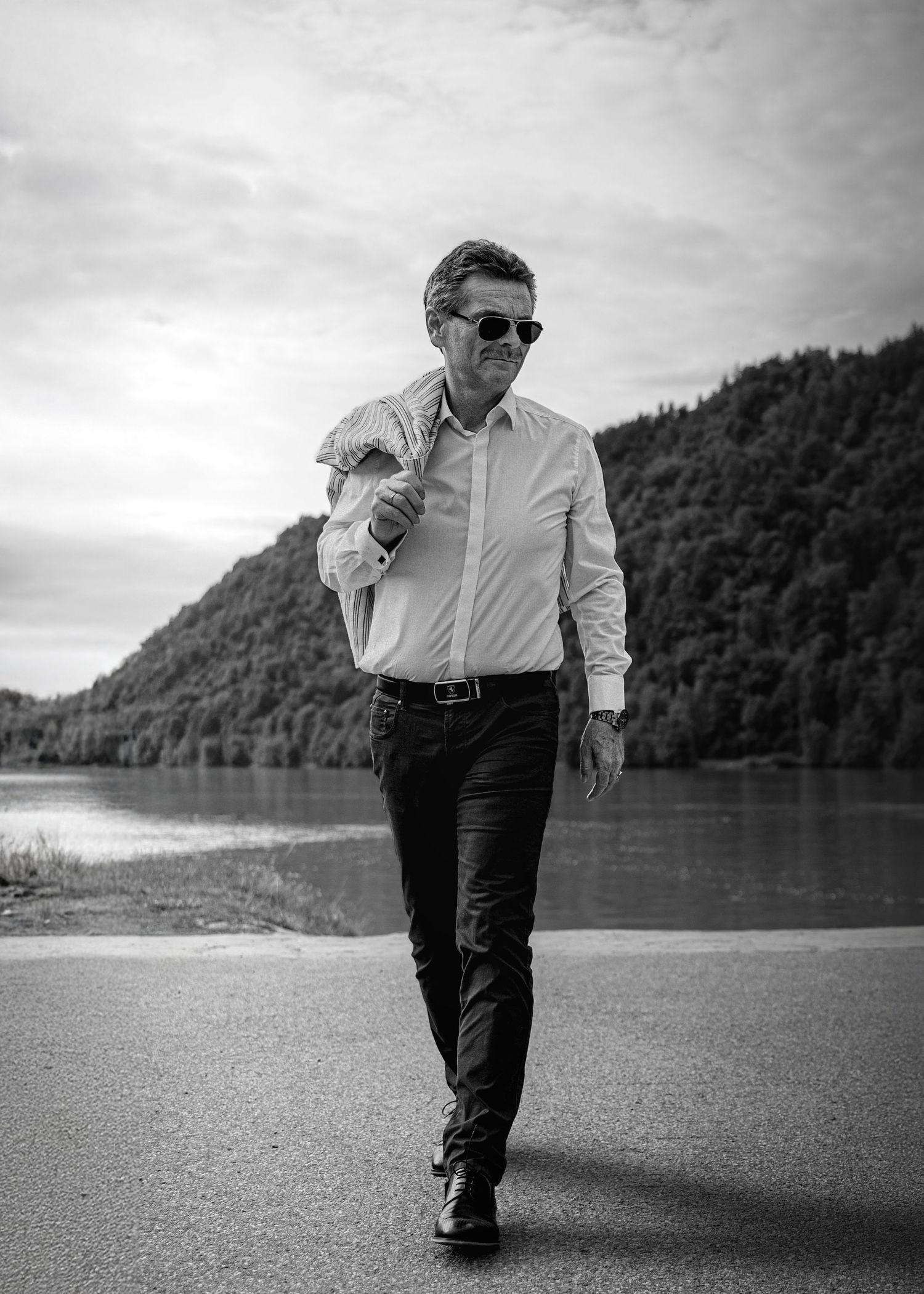 Natürliches Schwarzweiß-Portrait mit emotionalem Ausdruck, ruhig und reduziert.