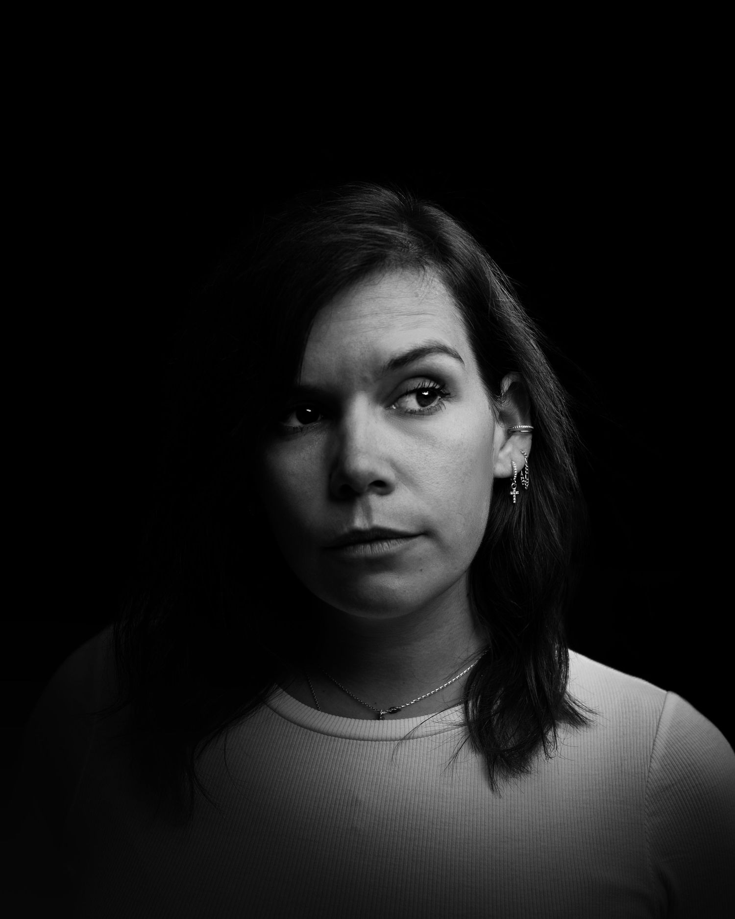 Natürliches Schwarzweiß-Portrait mit emotionalem Ausdruck, ruhig und reduziert.