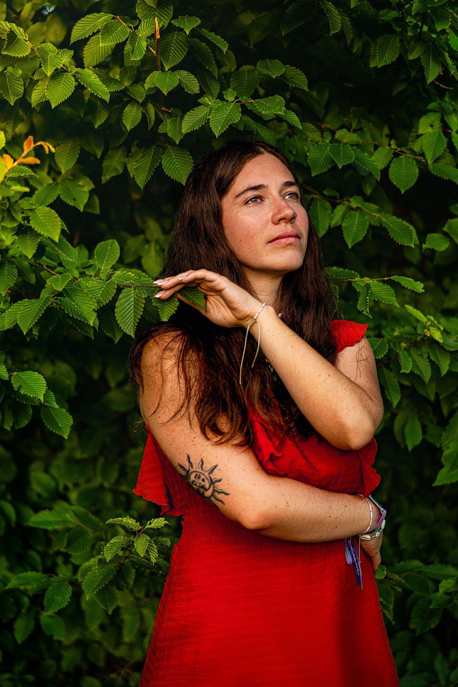 Lebendiges Portrait voller Farbe und Energie, fotografiert von Henrik Gebesmair