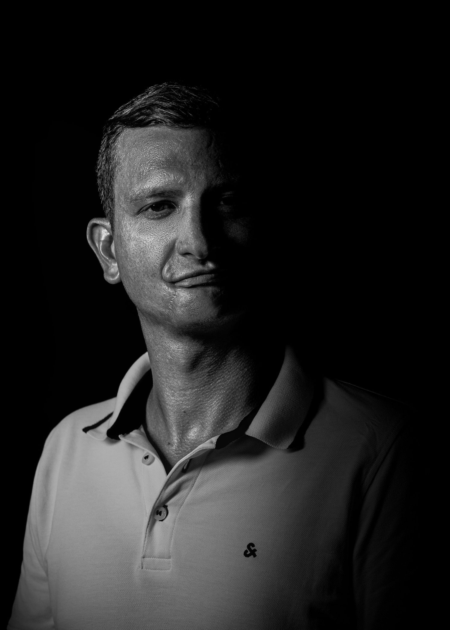 Natürliches Schwarzweiß-Portrait mit emotionalem Ausdruck, ruhig und reduziert.