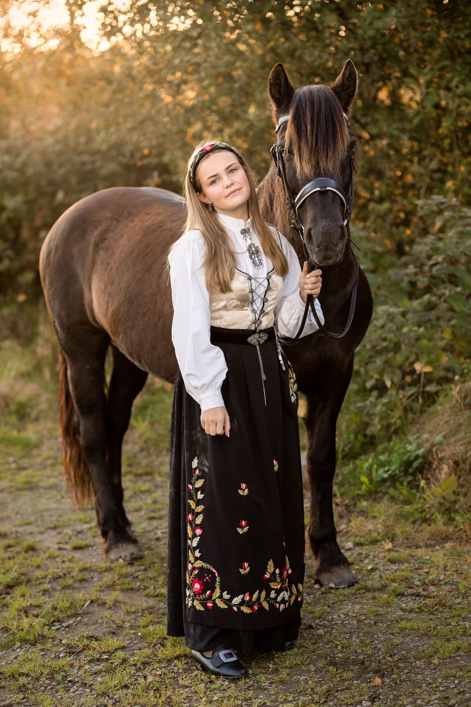 Konfirmasjonfoto med hest