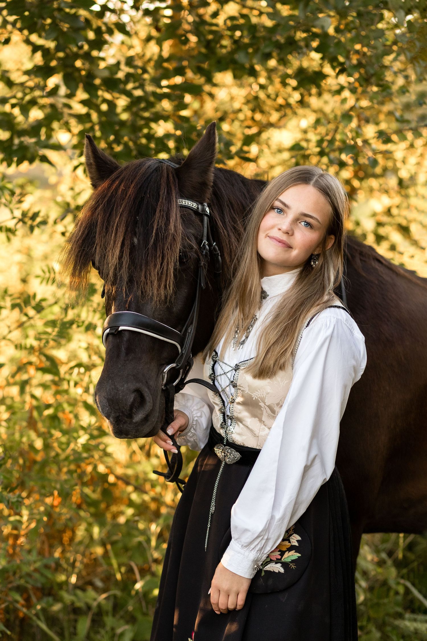 Konfirmasjonsfoto med hest