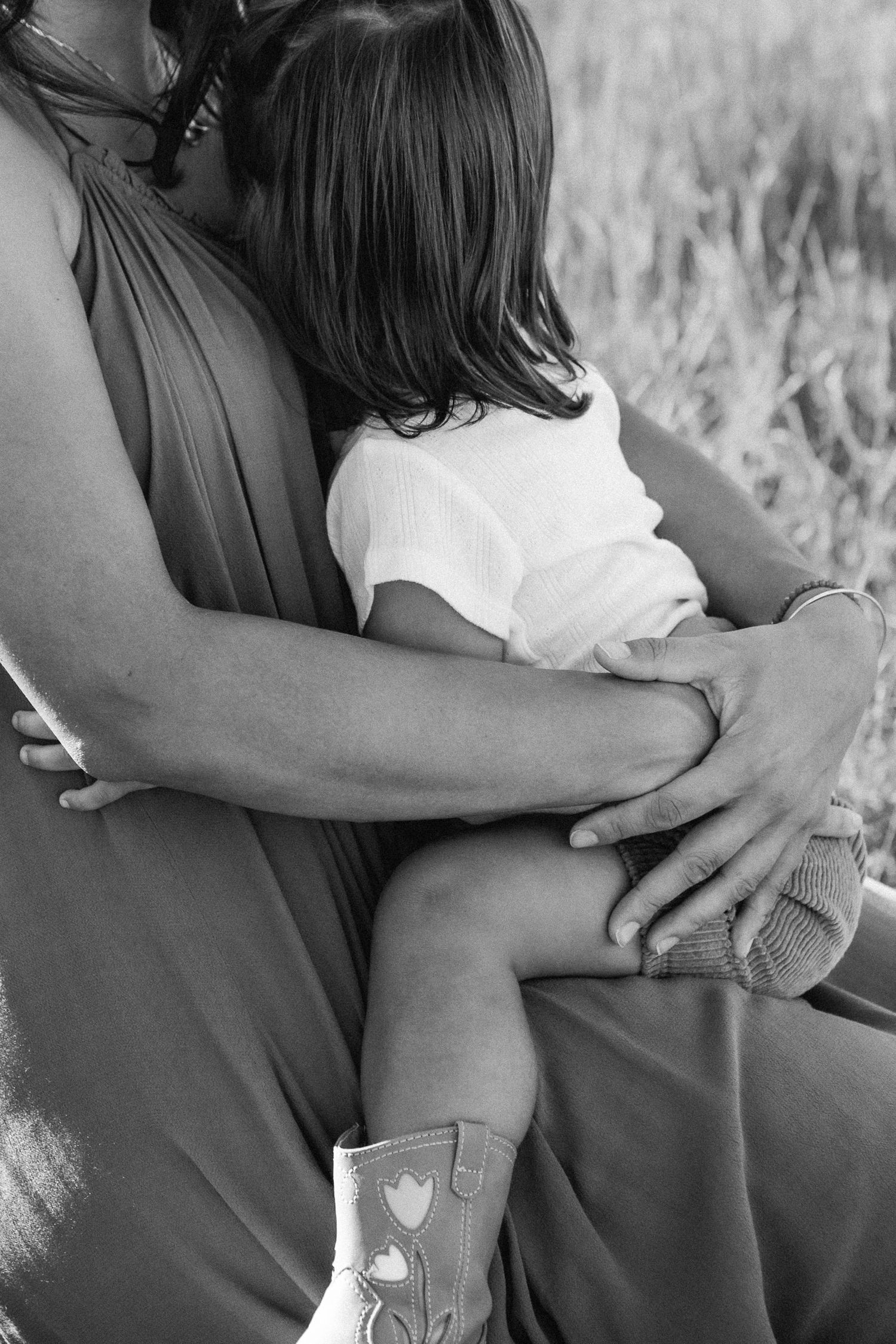 family pictures - candid - black and white - documentary family shoot