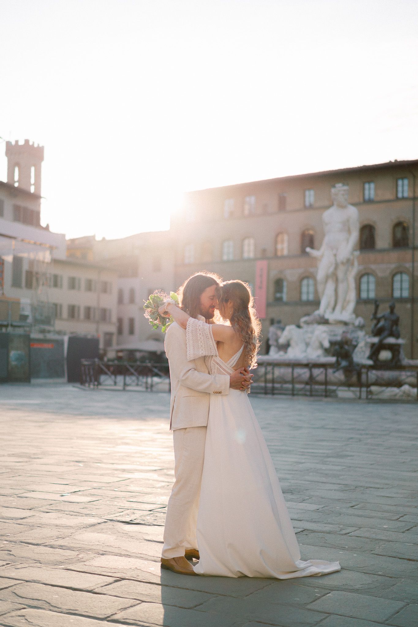 newlyweds hugging in Piazza della Signoria in Florence at dawn