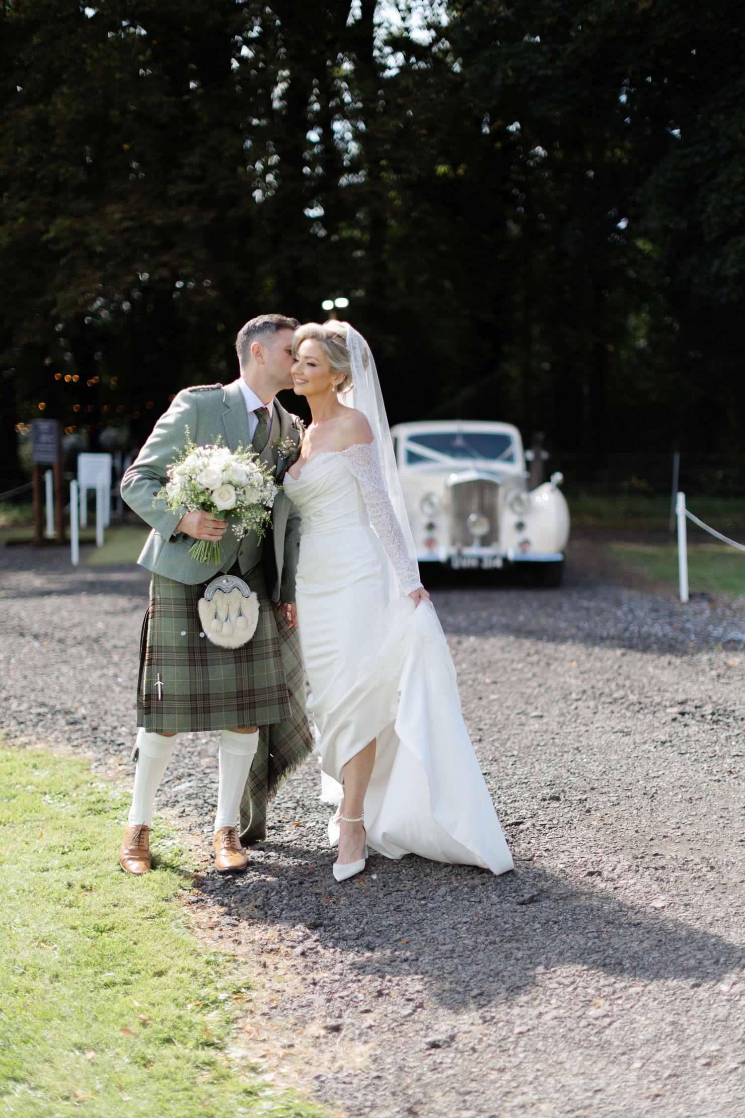 Edinburgh wedding photographer the seton gardens 

James Bailey photography