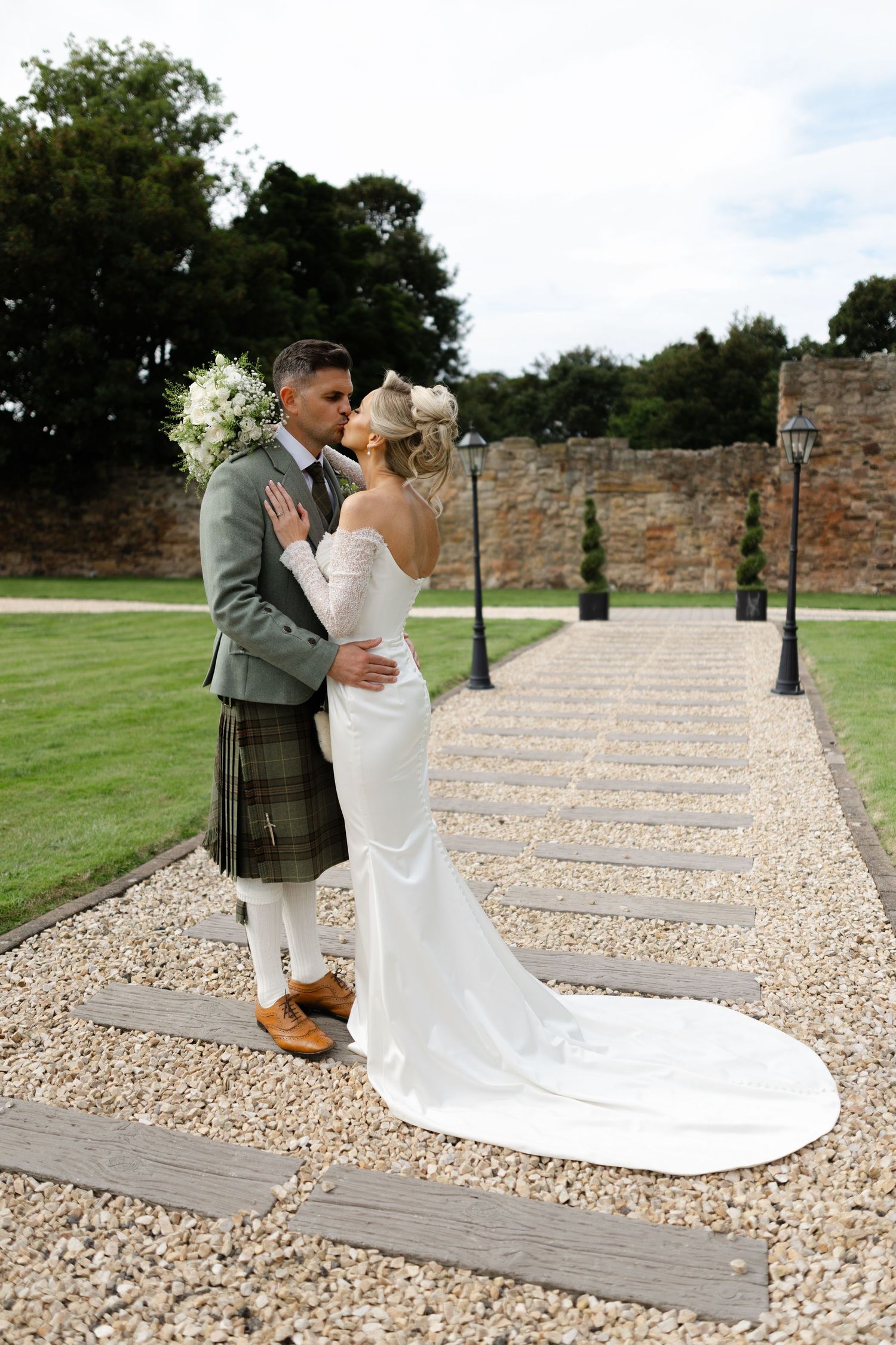 Edinburgh wedding photographer the seton gardens 

James Bailey photography
