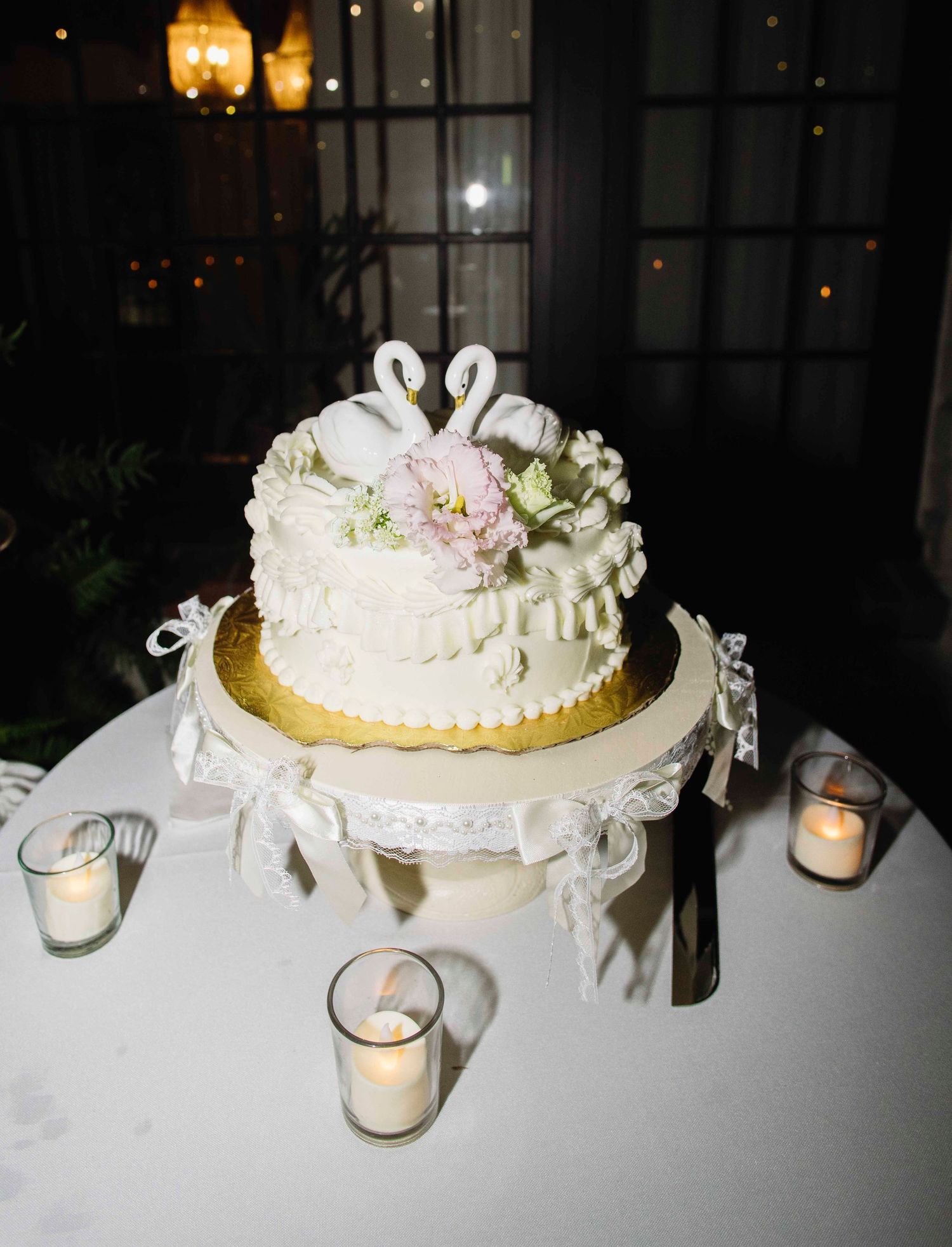 Wedding Cake - Two Swans - Tivoli Italian Villa - Trademark Venue - Timeless - classic - Editorial - Ben Godwin Photographer