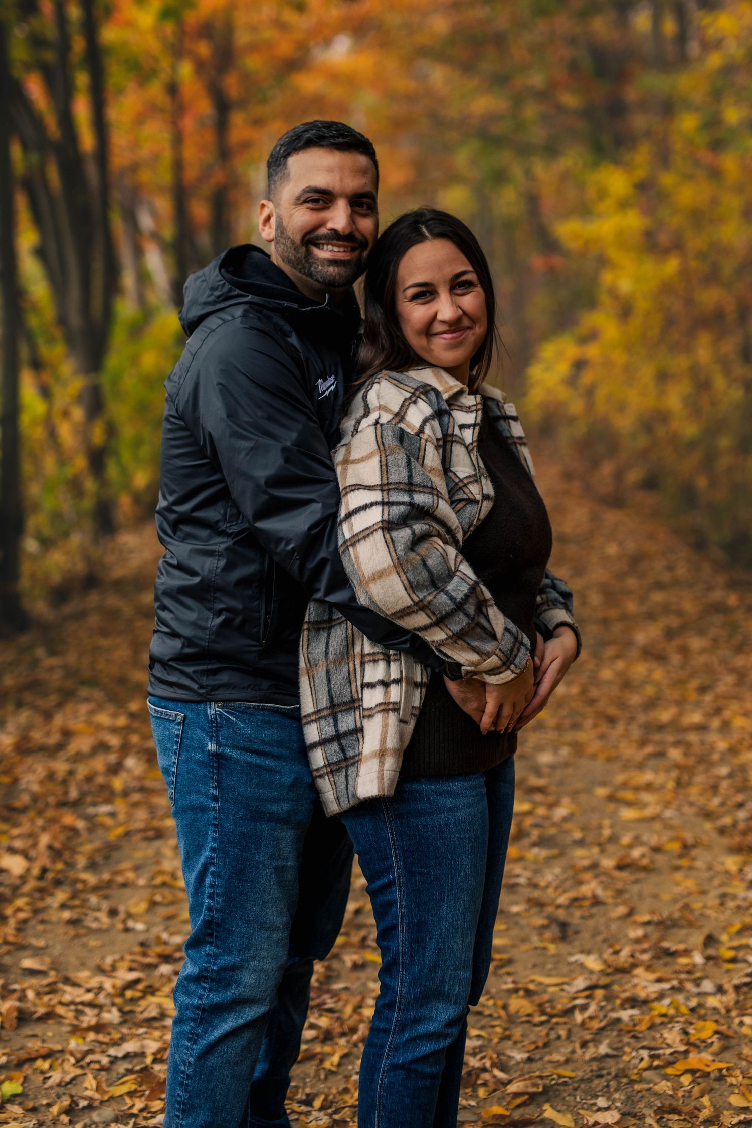 Moment de complicité entre futurs parents lors d'un shooting maternité à Ottawa.