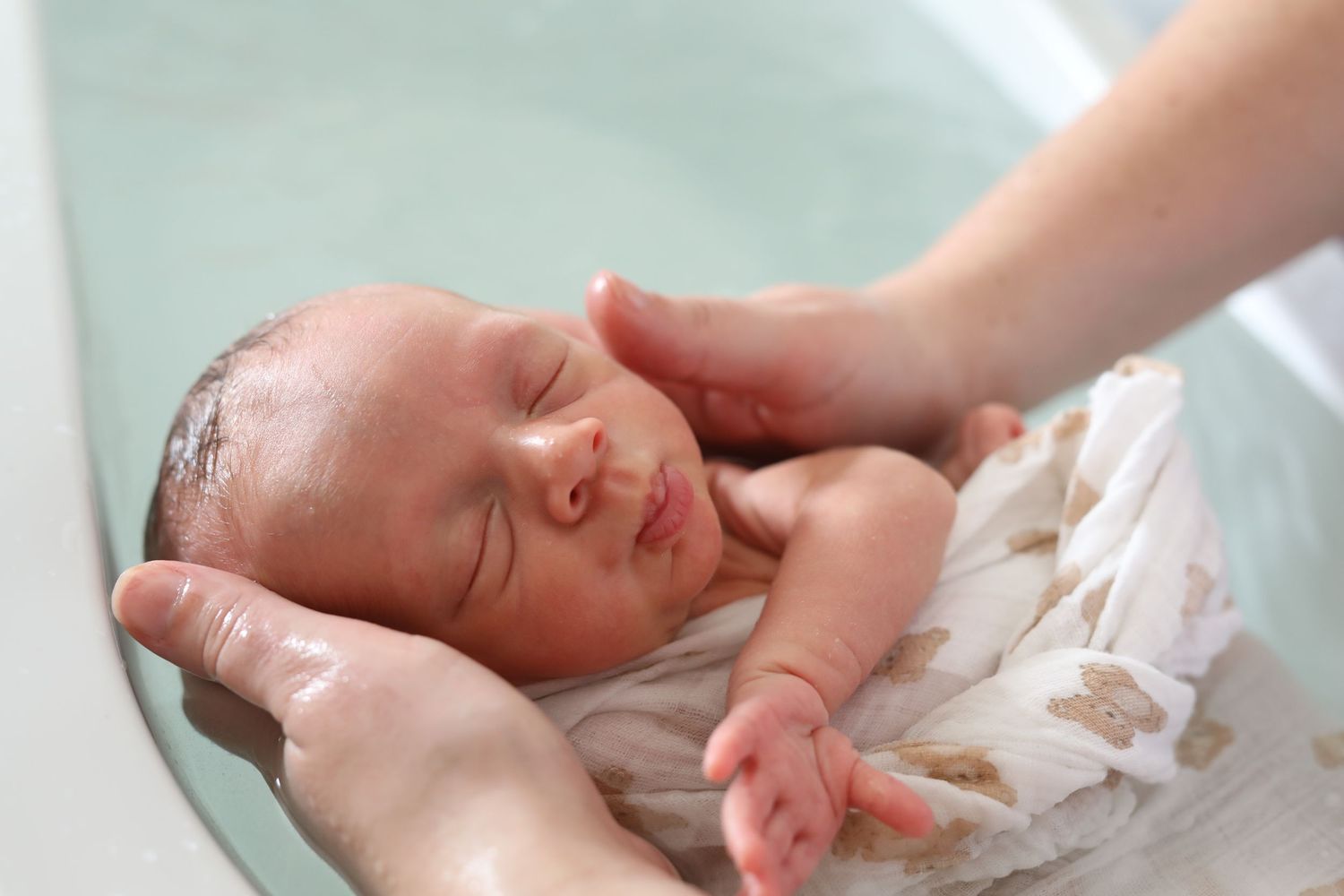 Création de souvenirs de naissance authentiques par une photographe à Gatineau.