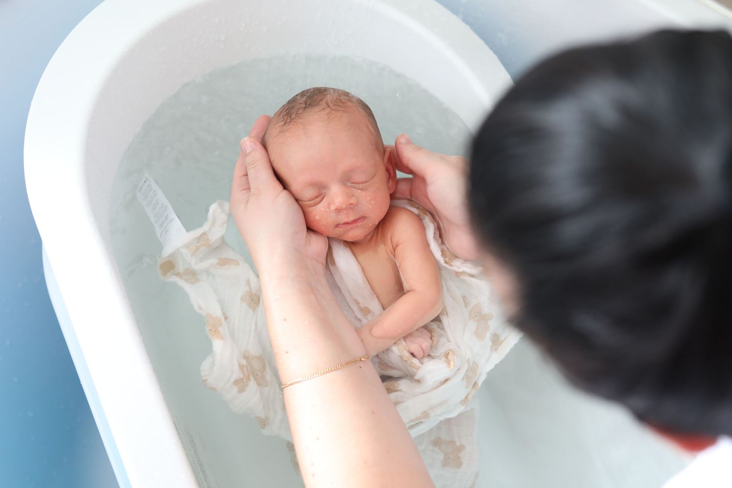 Peau à peau entre maman et bébé, photographie de maternité à Ottawa.