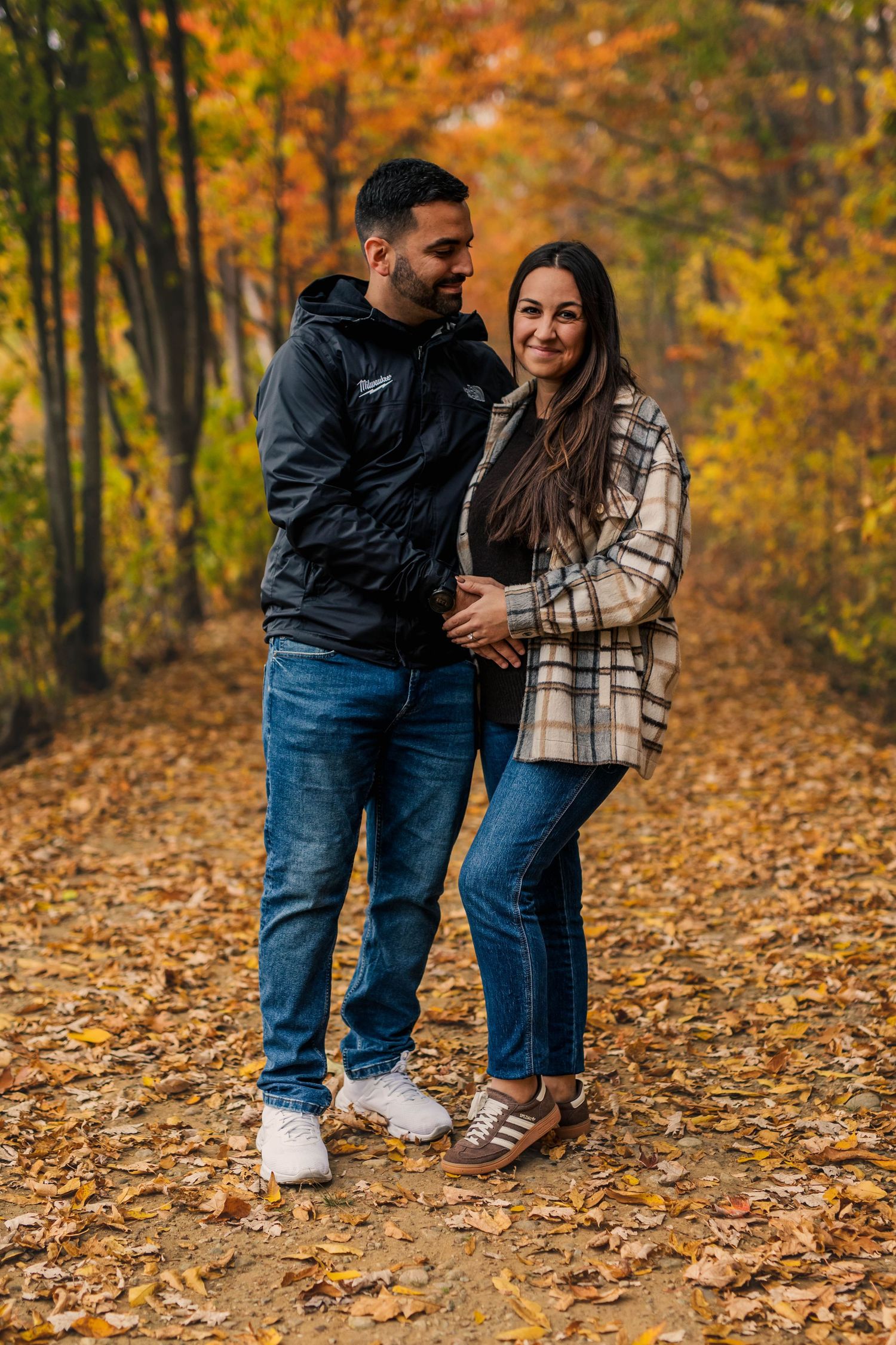 Portrait de couple attendant un enfant, saisi sur le vif à Gatineau.