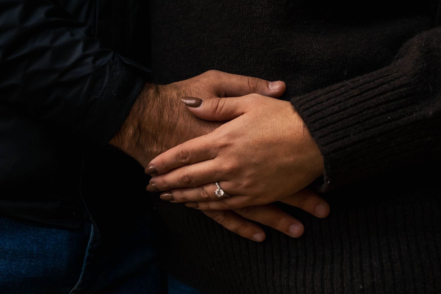 Silhouette de femme enceinte soulignée par un éclairage doux en studio à Ottawa.