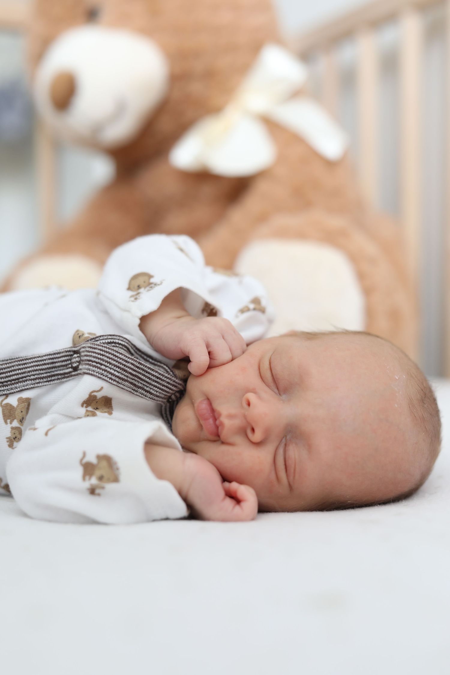 Bébé nouveau-né baigné dans la lumière naturelle d'une fenêtre à Gatineau.
