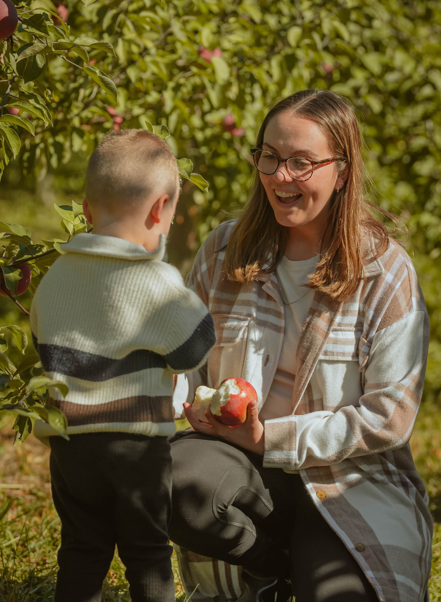 Premier portrait de bébé dans un style épuré à Gatineau.
