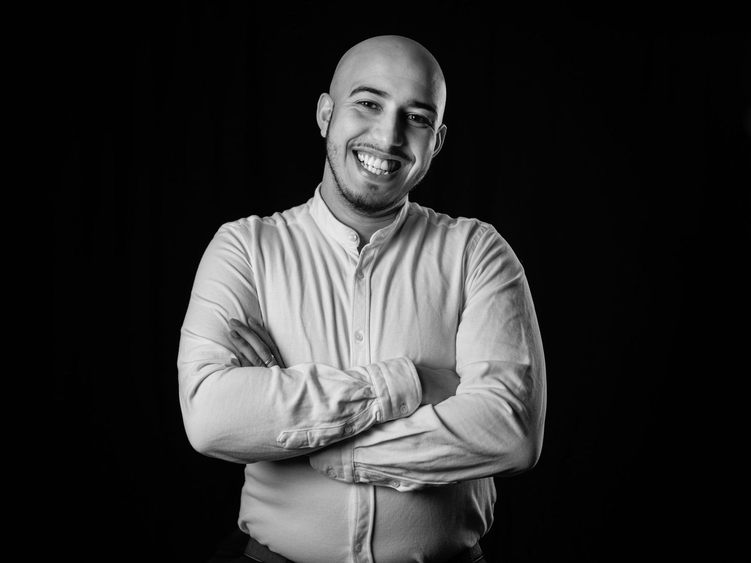 Portrait professionnel épuré sur fond neutre dans mon studio d'Ottawa.