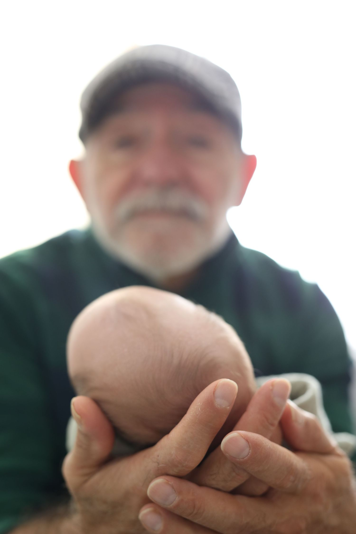 Photographie de nouveau-né avec mise en scène douce et intemporelle à Ottawa.