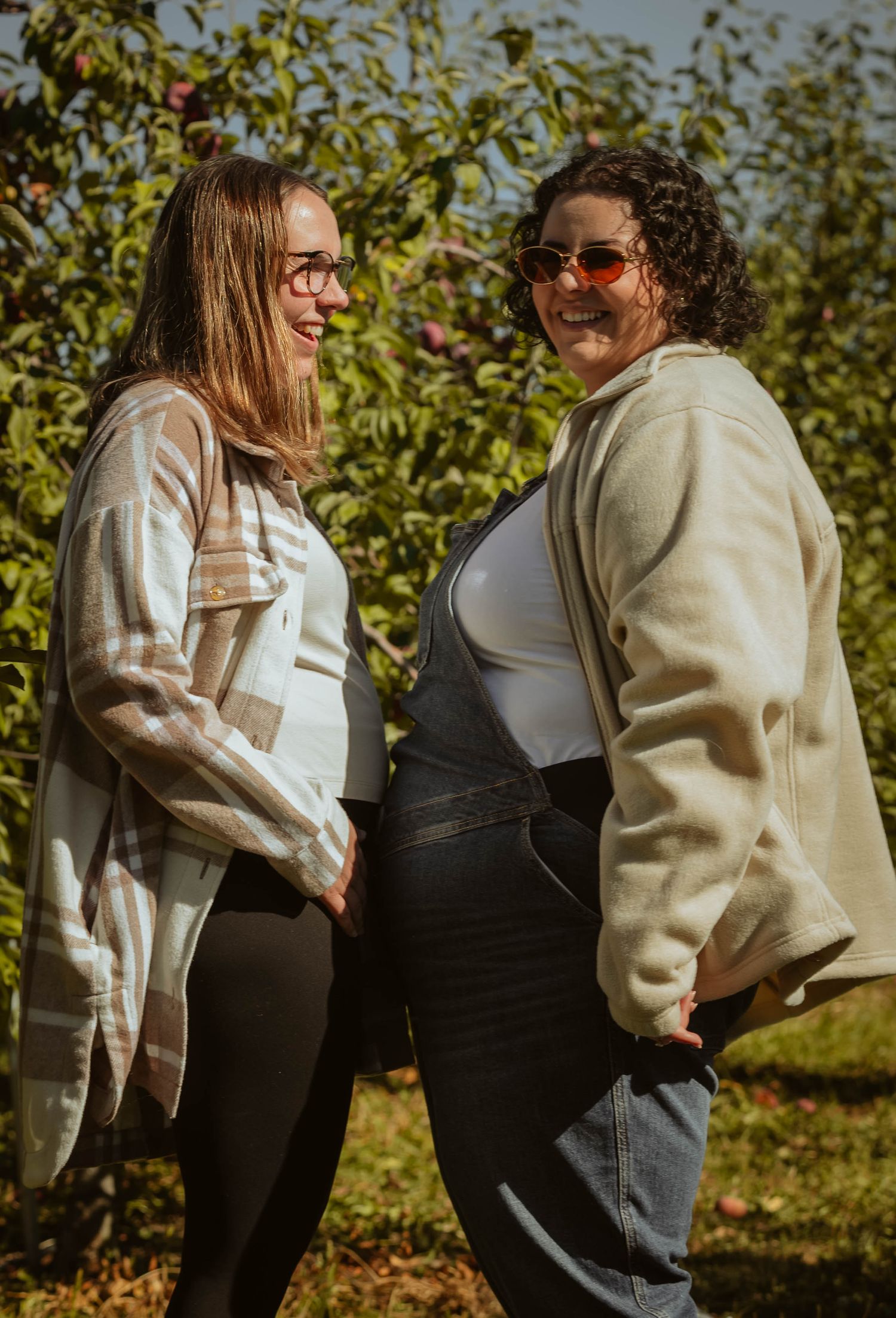 Portrait de femme enceinte à la lumière dorée lors d'une séance en extérieur à Gatineau.
