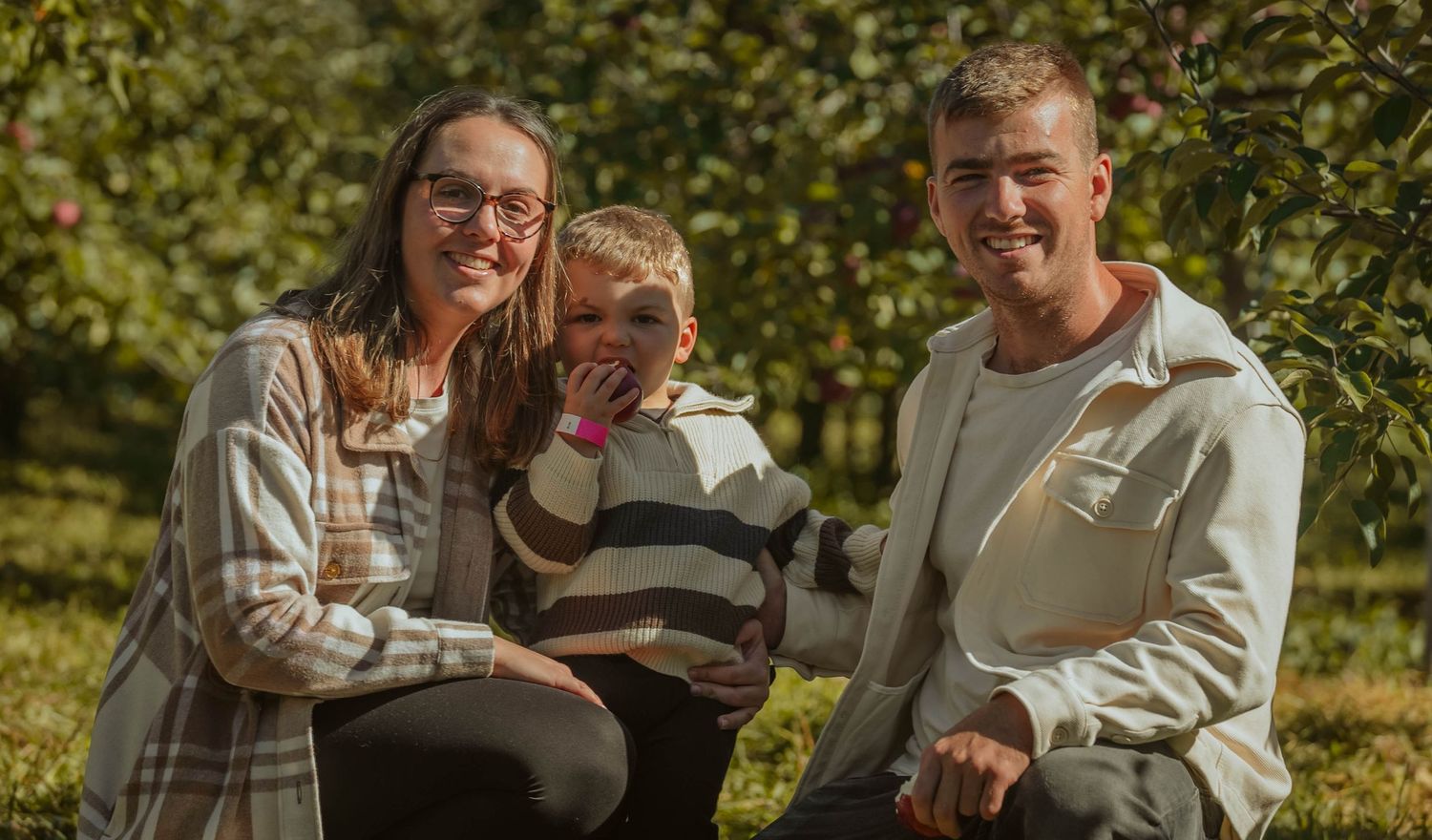 Éclats de rire et complicité familiale capturés en extérieur à Ottawa.