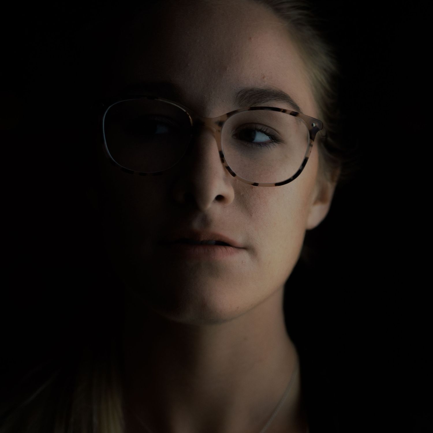 Gros plan sur le regard, portrait profond et riche en émotions à Gatineau.