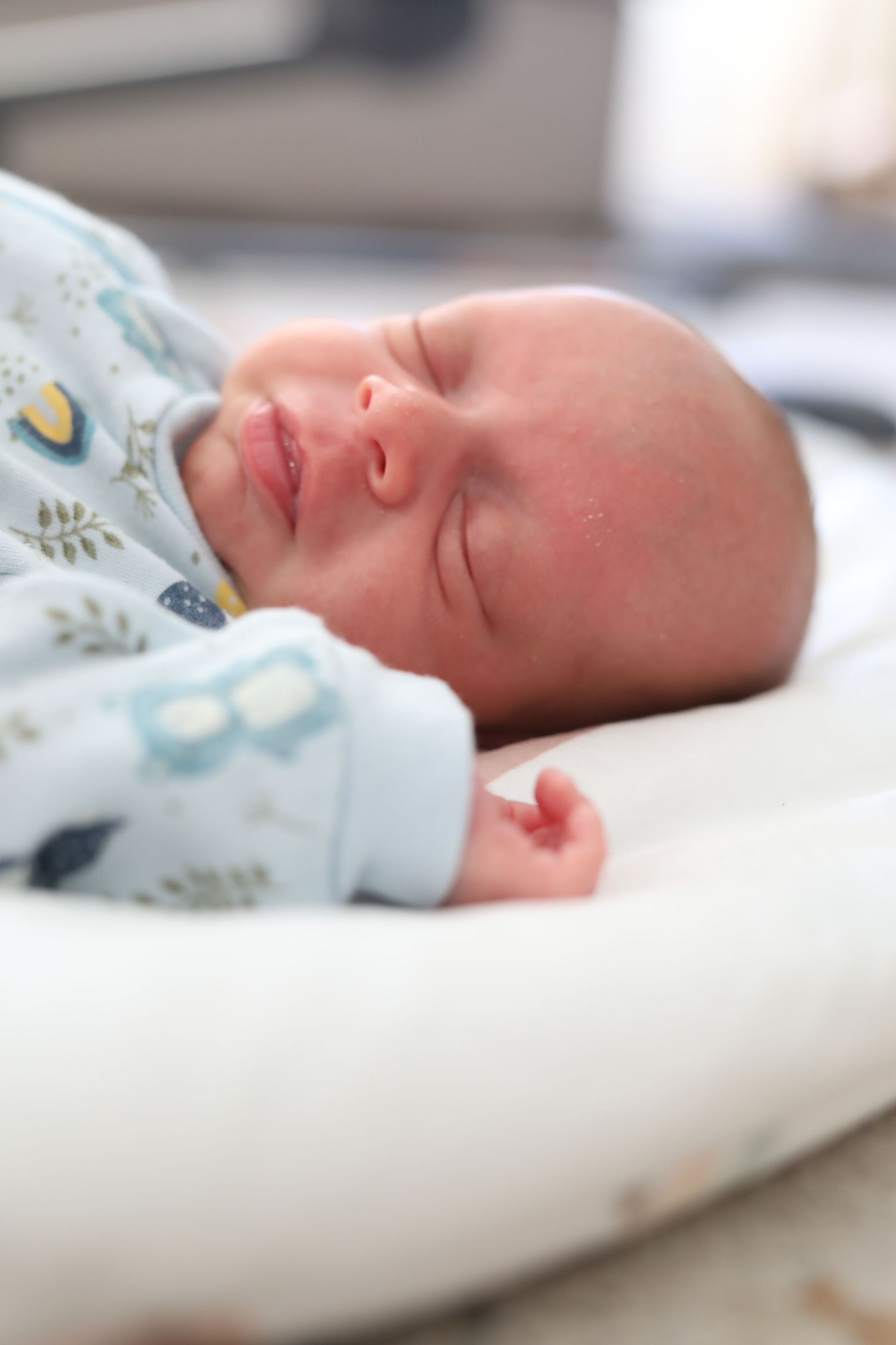 Premier portrait de bébé réalisé sans artifices en lumière douce à Ottawa.