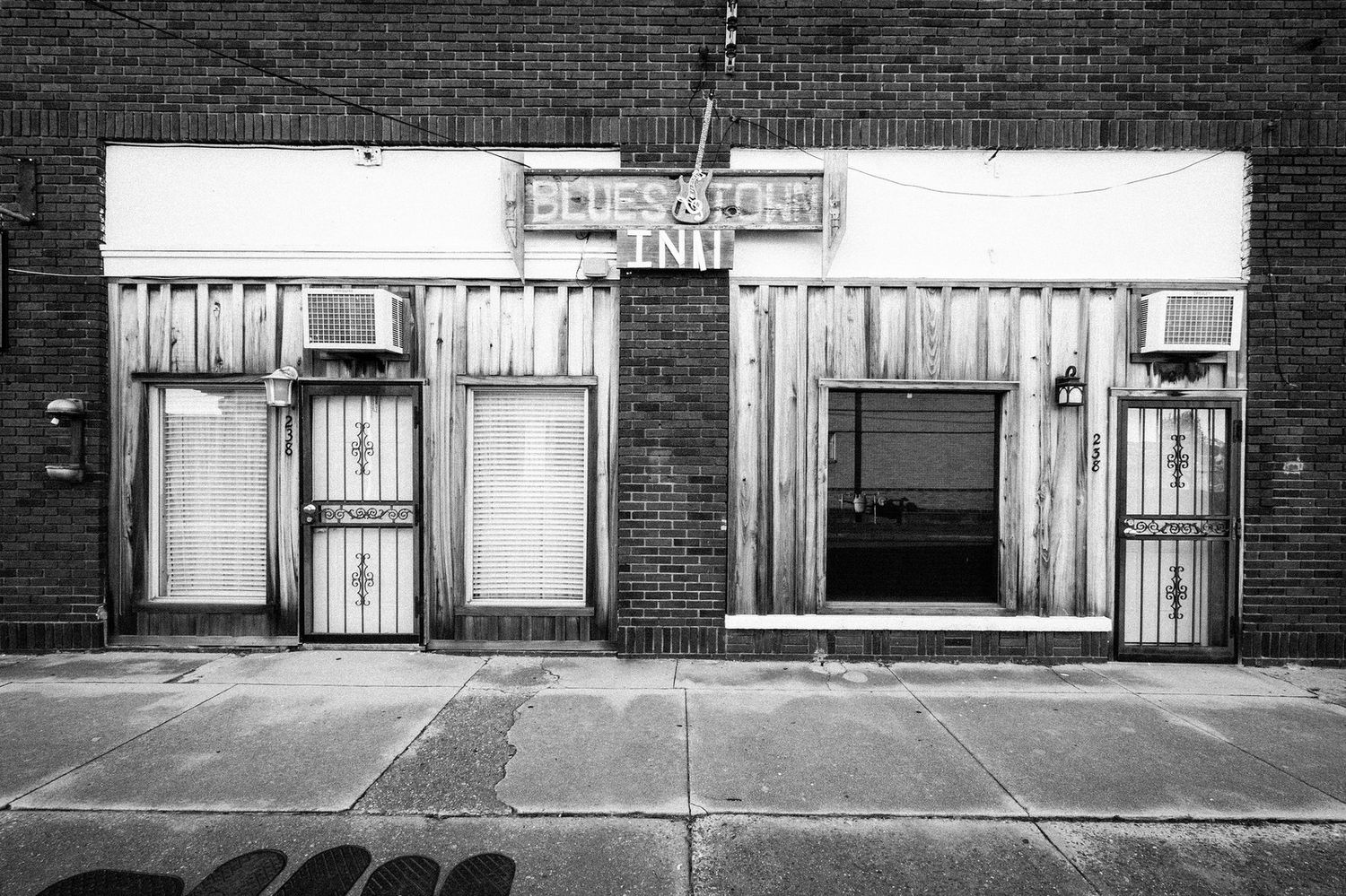 A black and white exterior photo of Bluestown Inn in Mississippi