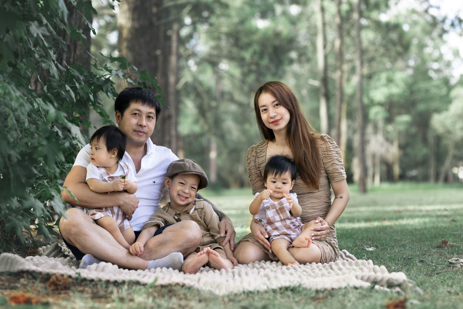 Natural and timeless family portrait session in Brisbane park