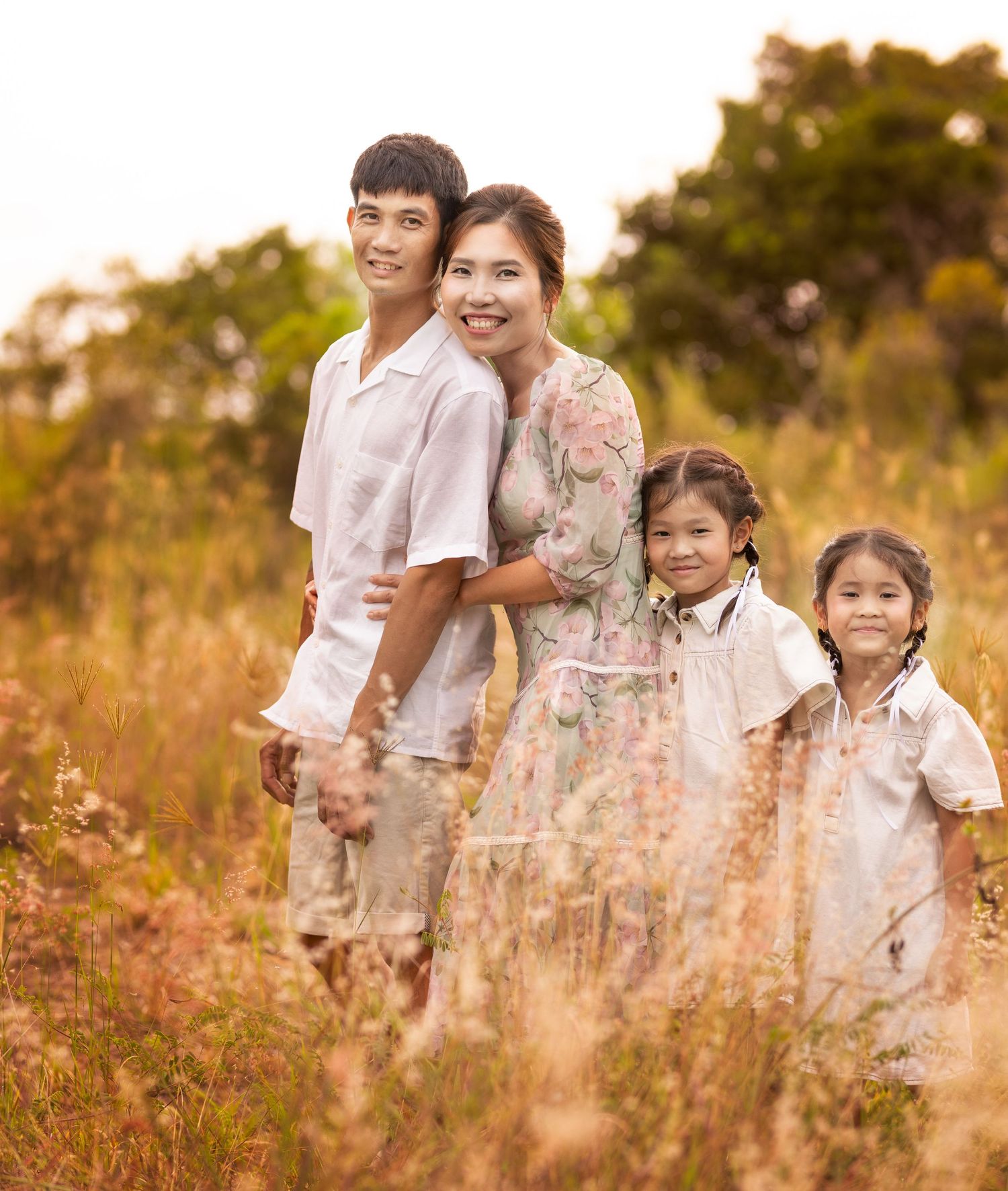 Golden hour family portrait in Brisbane field - Timeless fine art style