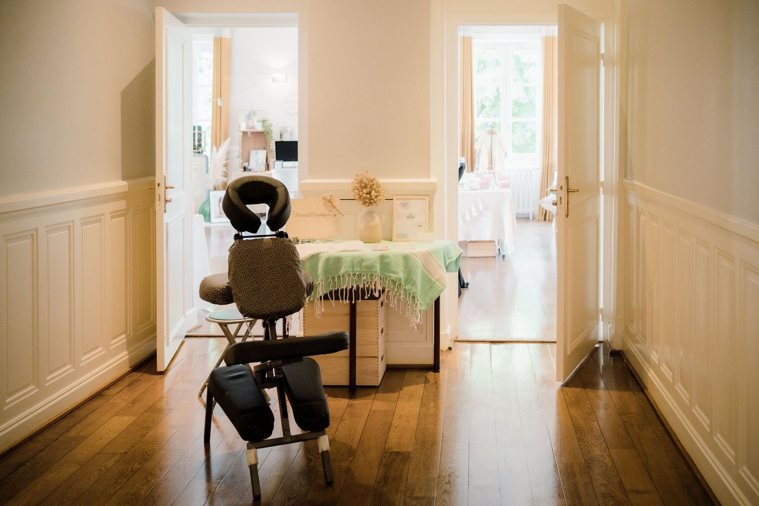 Pièce lumineuse avec chaise de massage assis en région lyonnaise pour une pause bien-être en milieu professionnel.