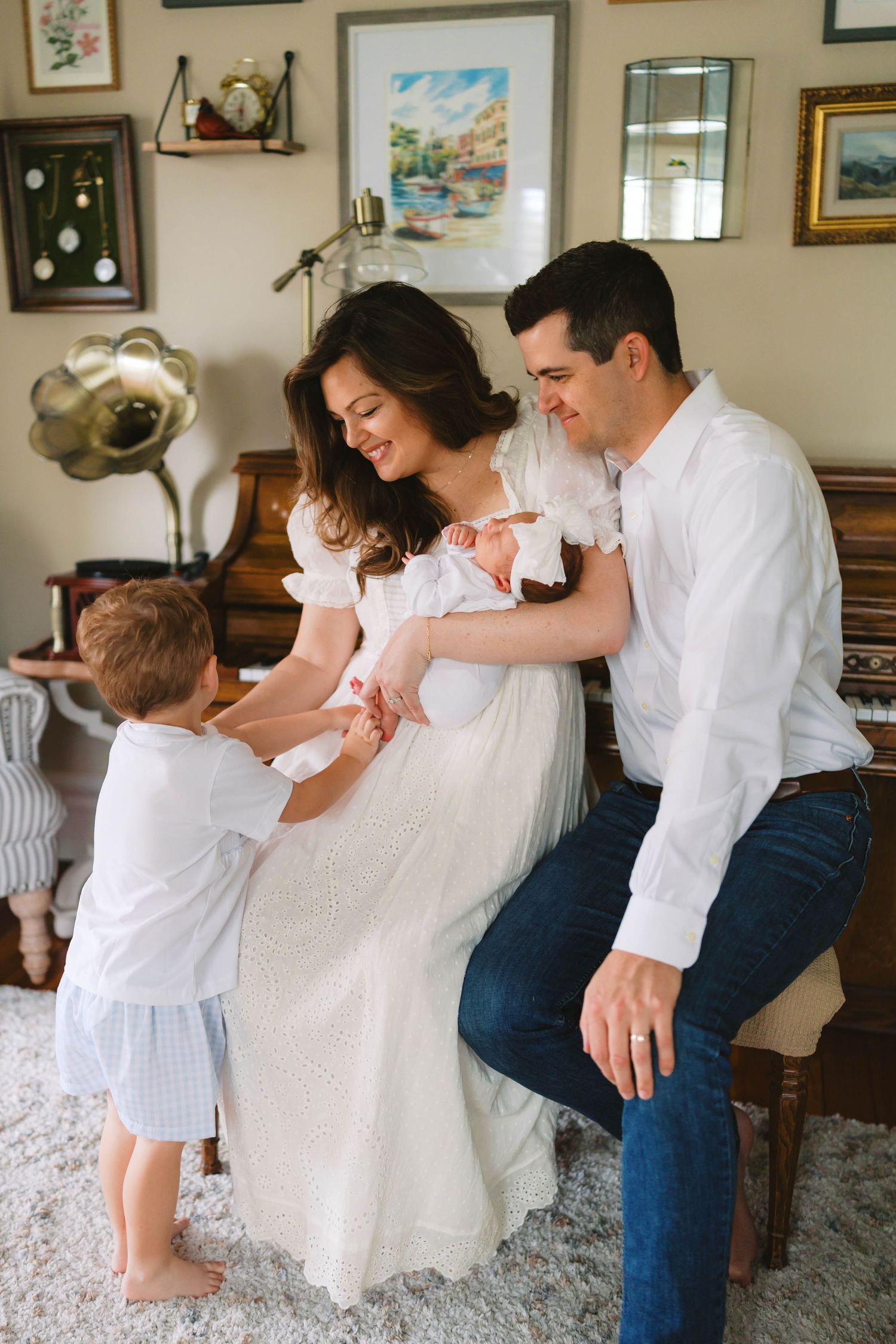 In home family newborn photoshoot in St. Louis Missouri