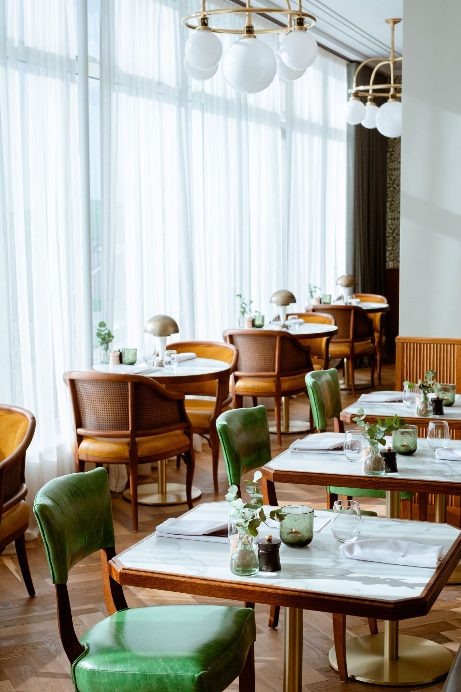 Restaurant Renmor tables at the headland hotel