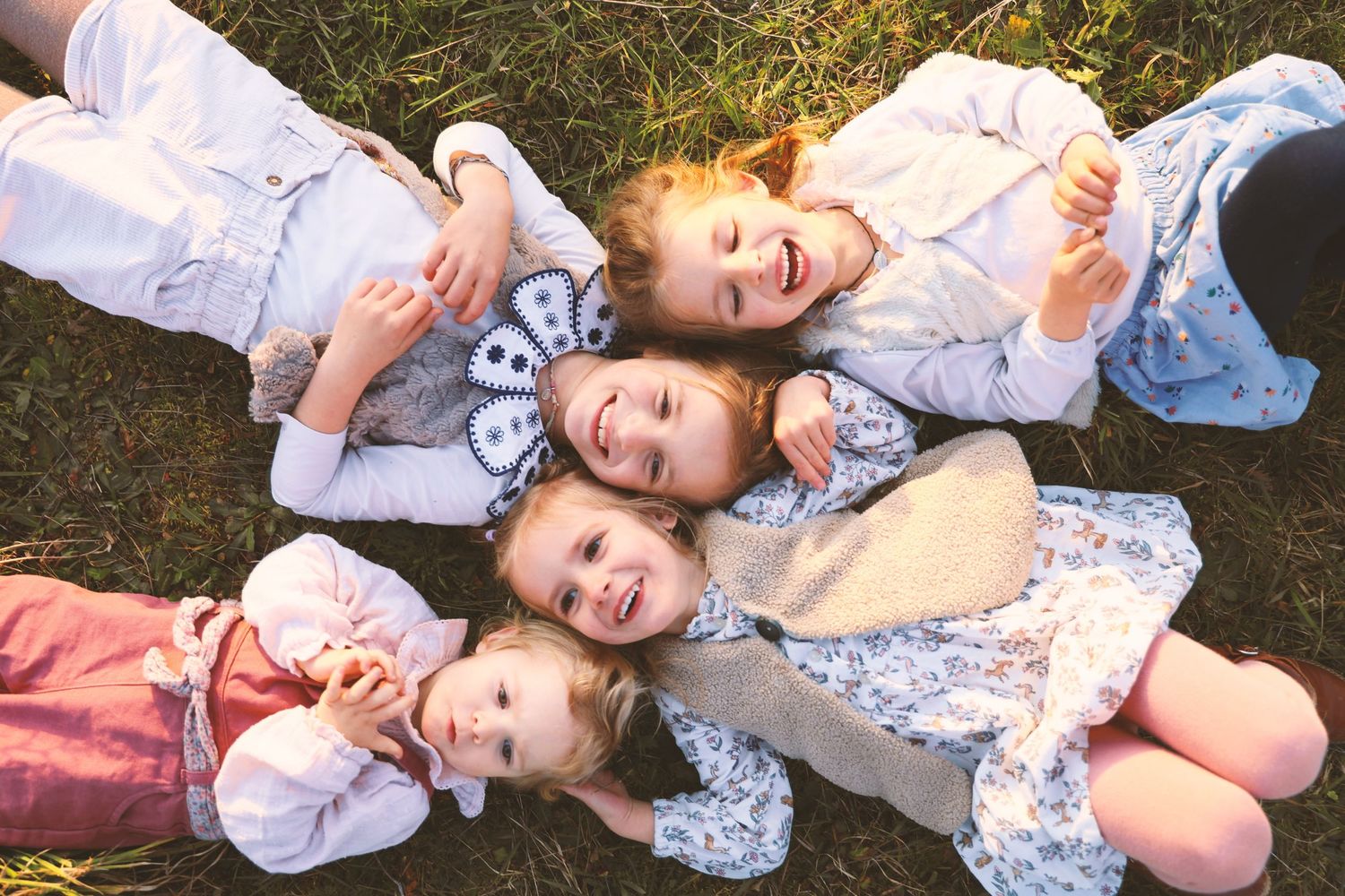 Séance photo famille en Isère : un éclat de rire partagé en pleine nature, capturant l'authenticité et la spontanéité de l'enfance.