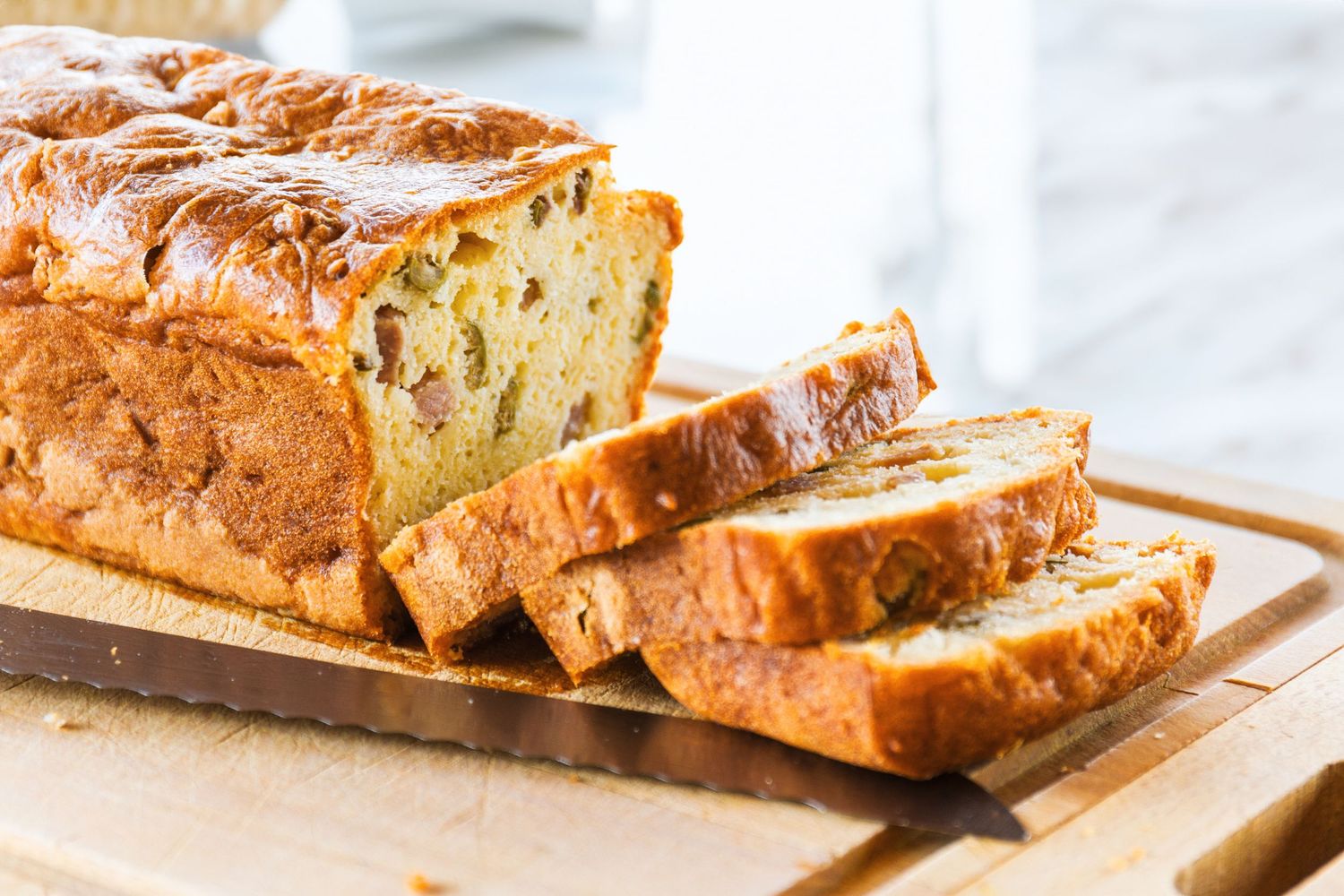 Photographie culinaire en Isère : un cake salé graphique et gourmand pour illustrer un blog de recettes.
