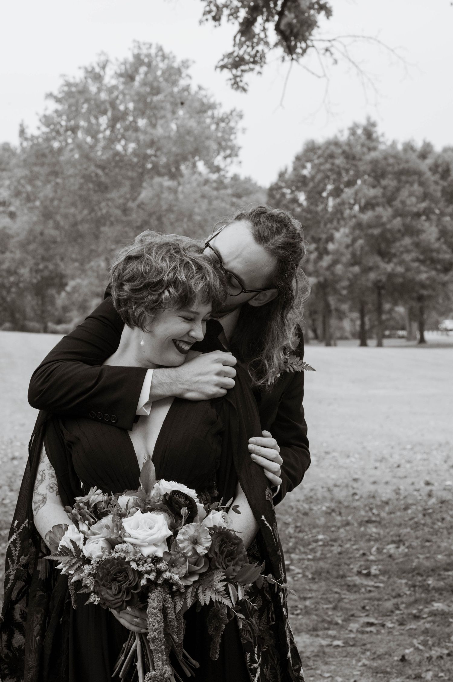 groom snuggling bride