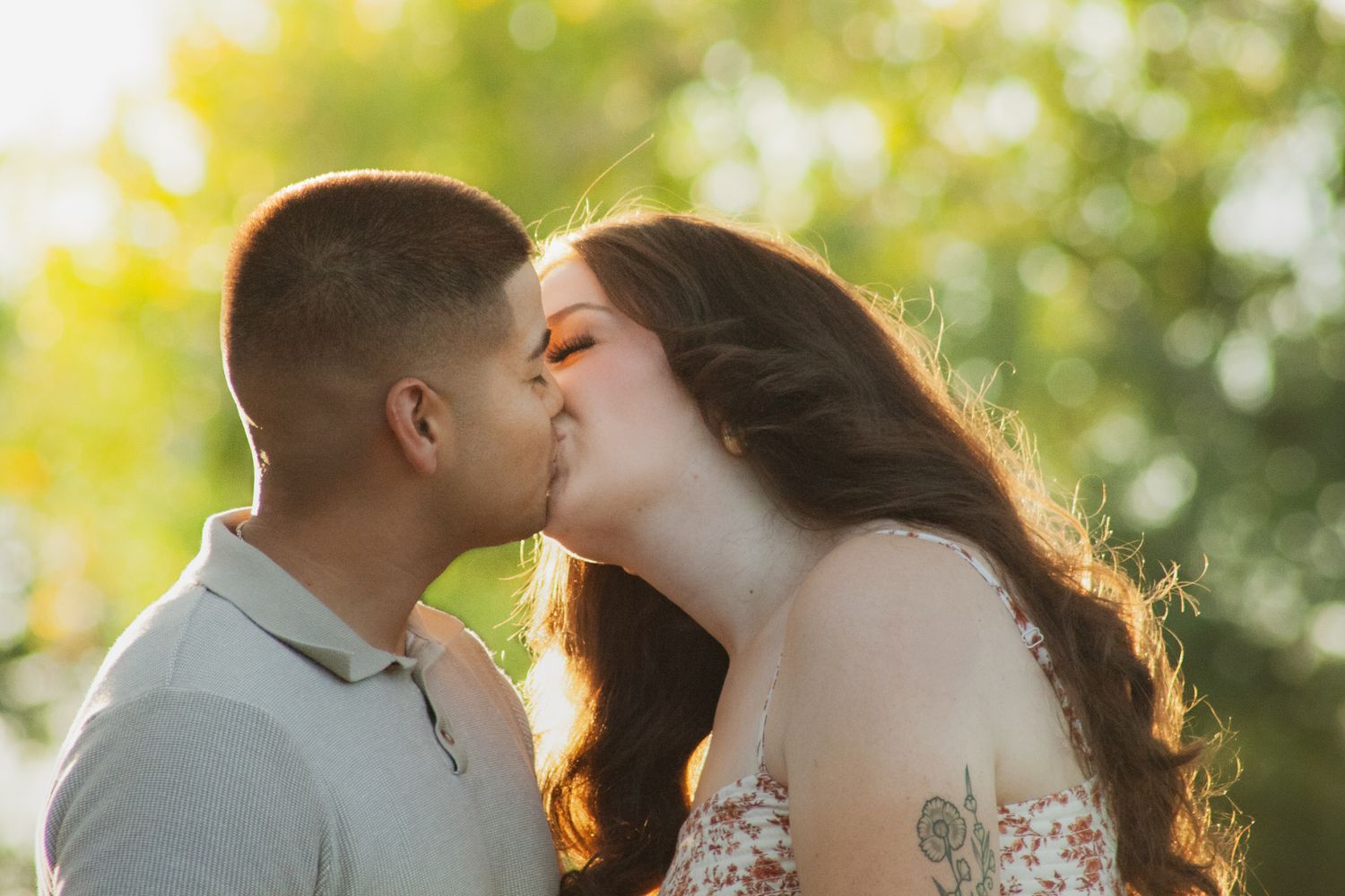 a couple kissing in beautiful golden hour