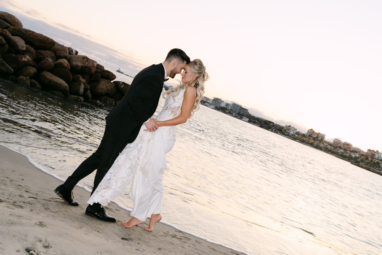 couple sesion in destination wedding