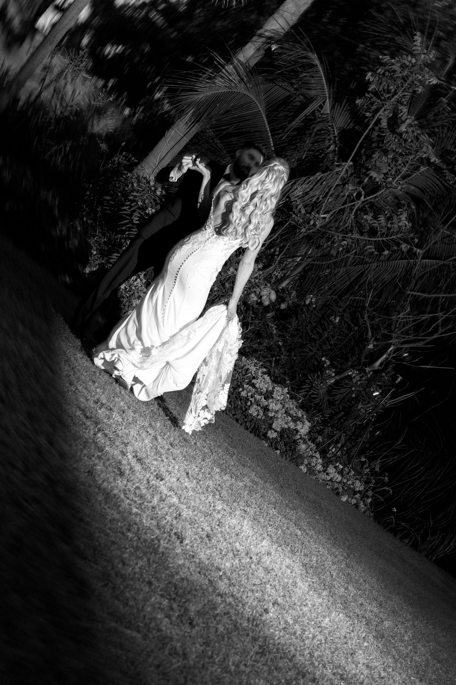 couple sesion in destination wedding