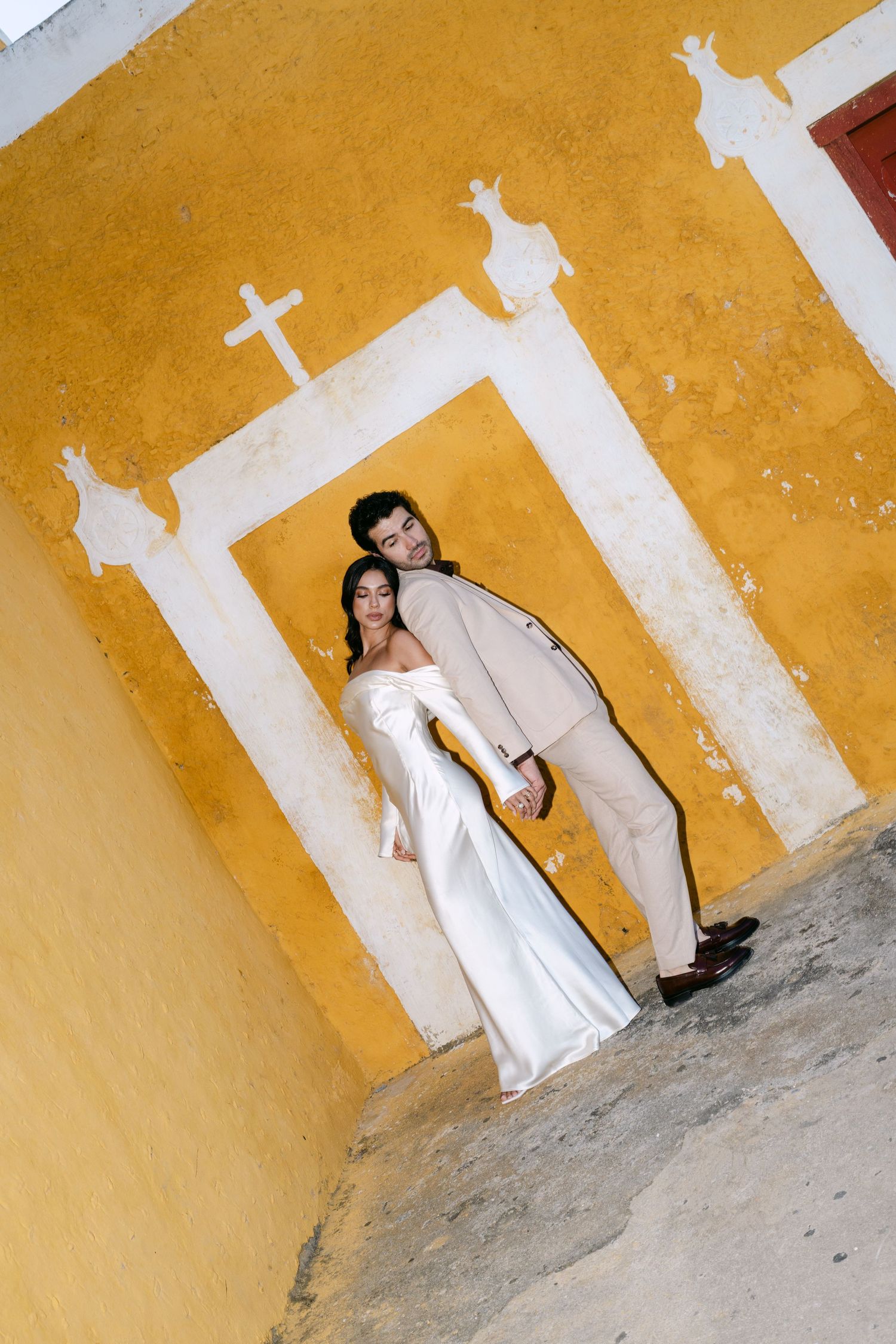 couple sesion in destination wedding
