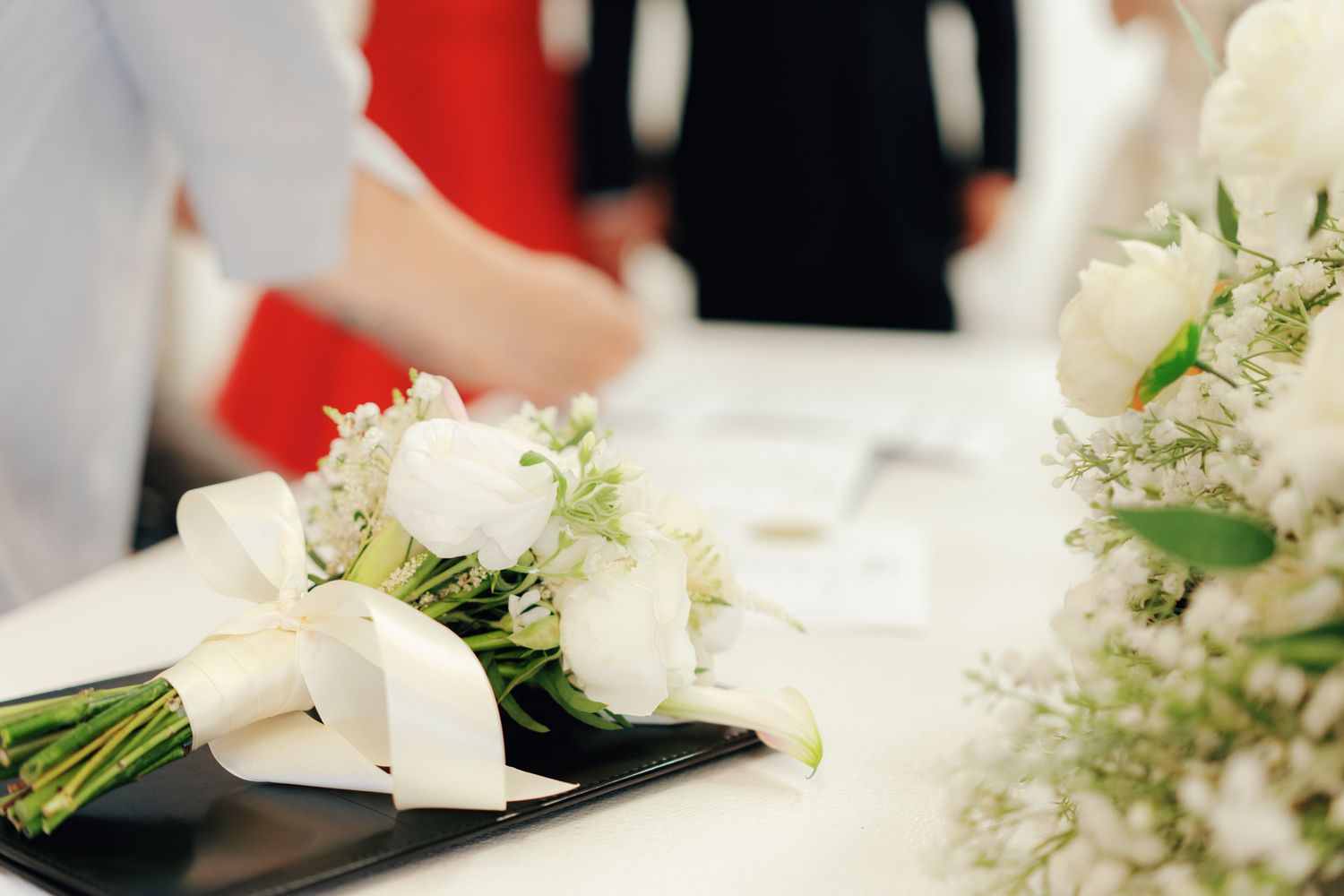 White bouquet with calla lilies and tulips on a black tray at Bellamy Loft in North York, Toronto for elegant wedding photography.