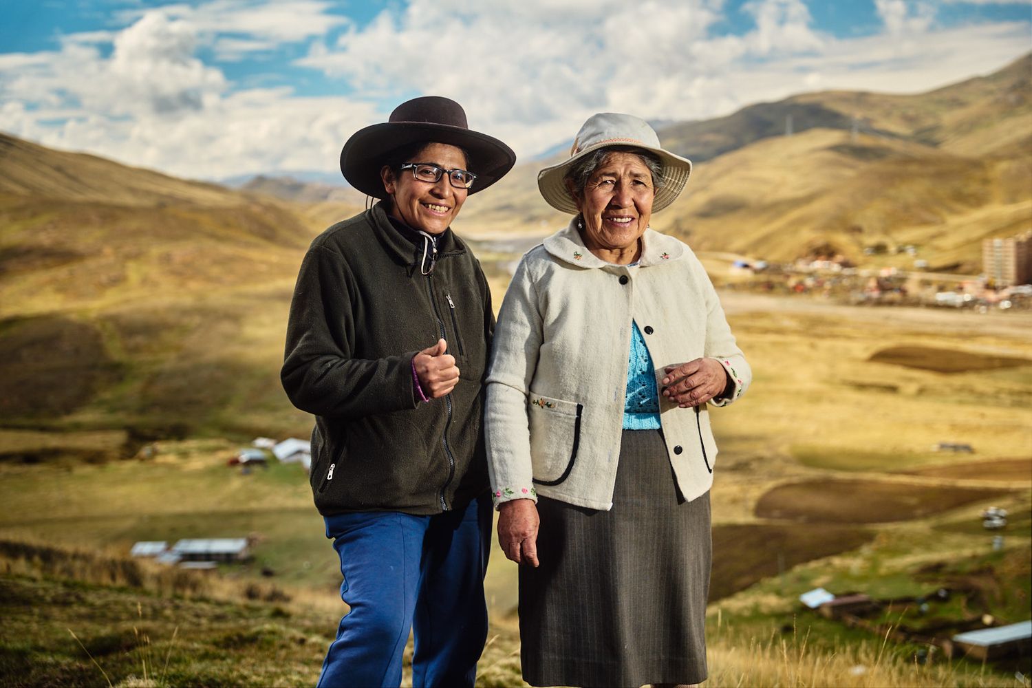 Retrato a 2 ganaderas en la cima de la montaña