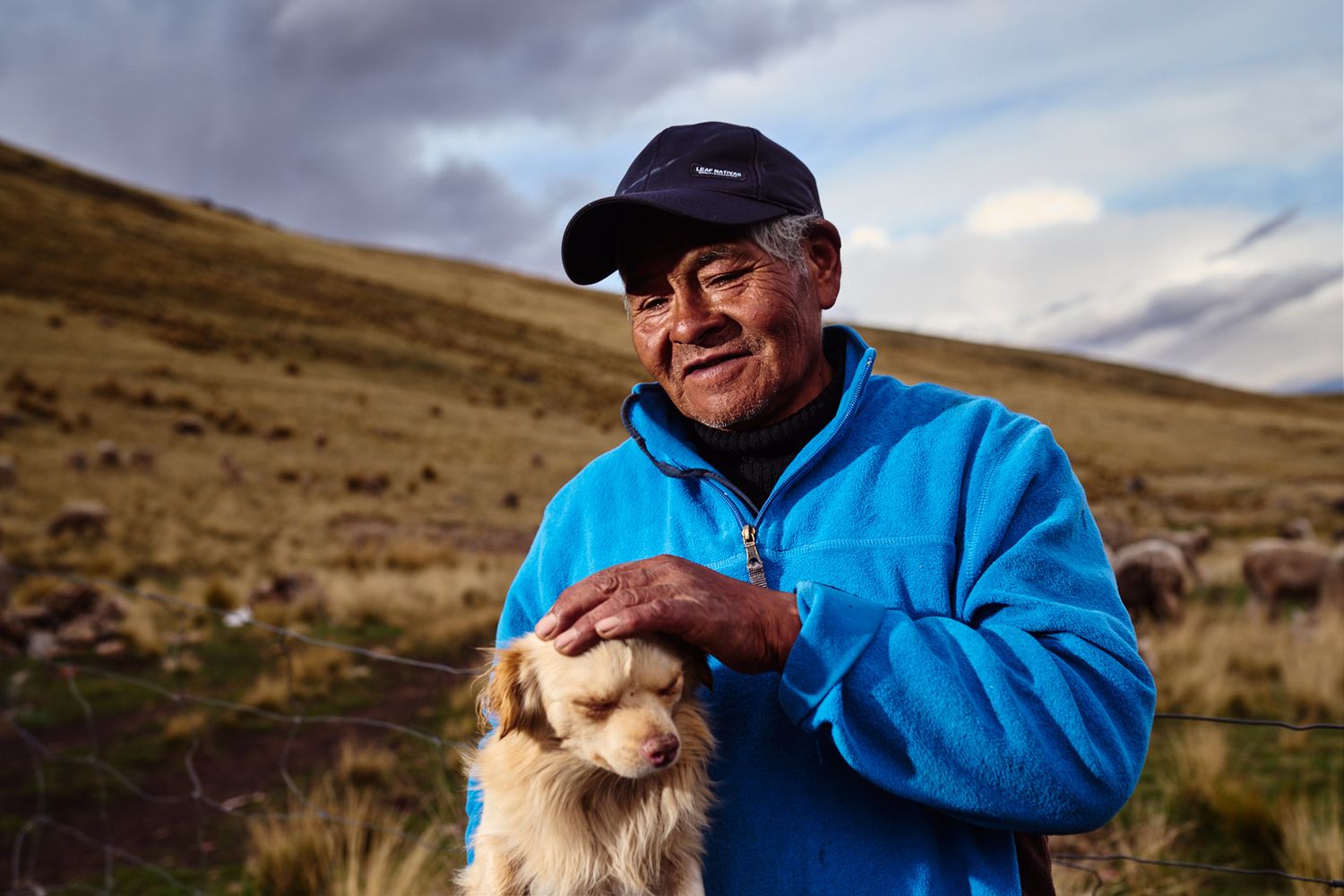 Un señor comparte unos minutos con su única compañera