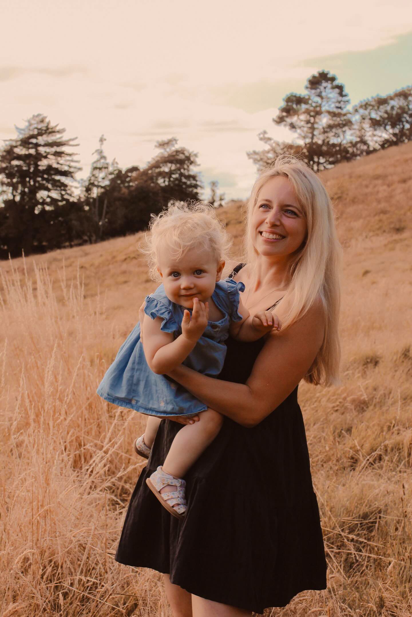 Family Photographer based in Auckland. Photographing during golden hour.  Photos taken at Cornwall Park.