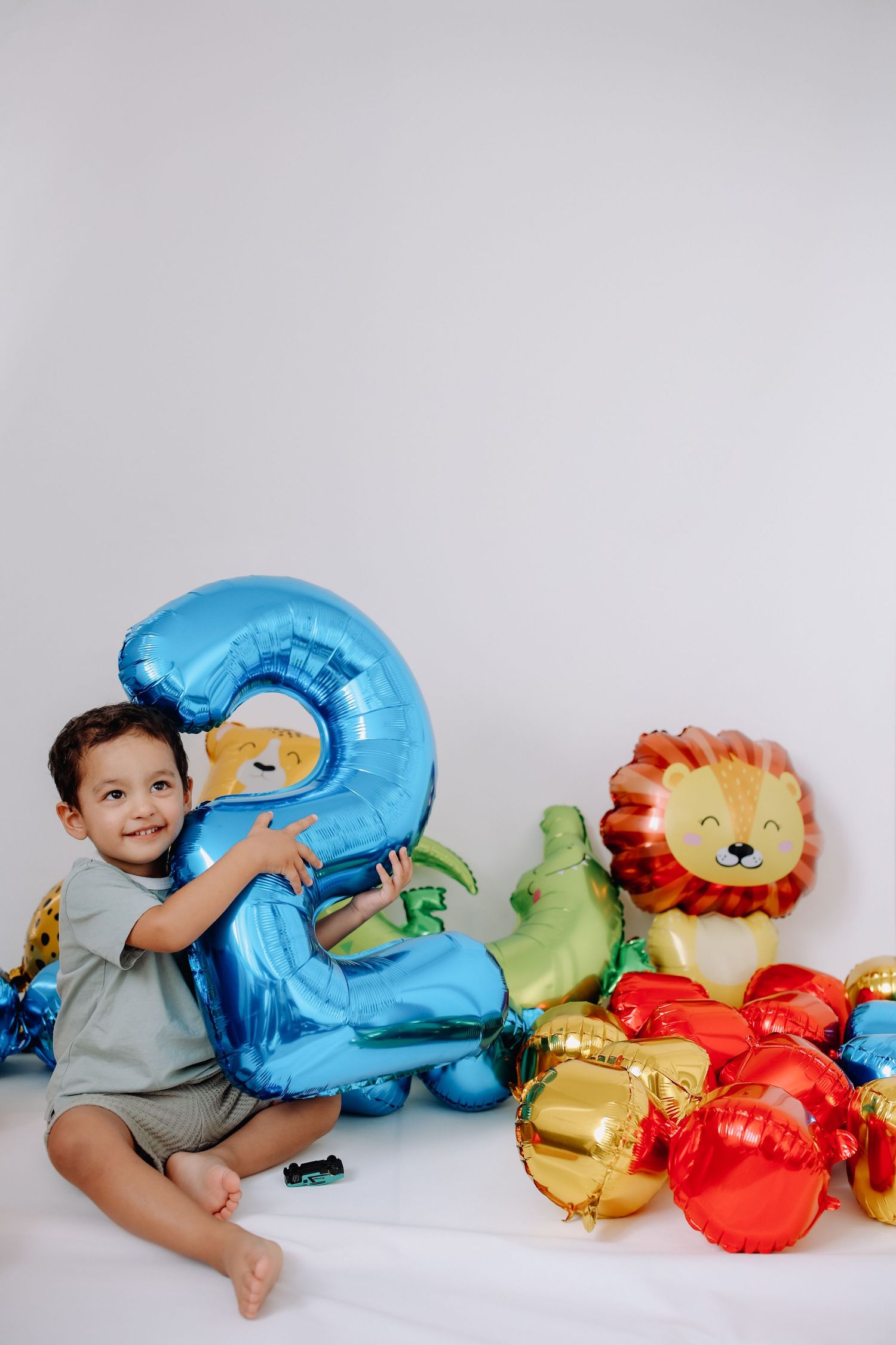 Toddler with number 2 balloon,  studio photo mini sessions.